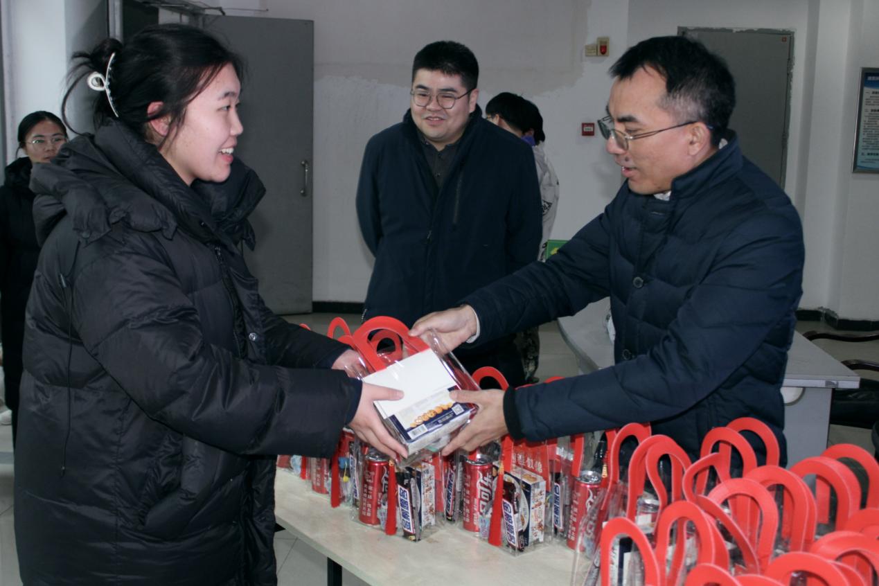 学院领导为考研学子发放“加油包”.jpg