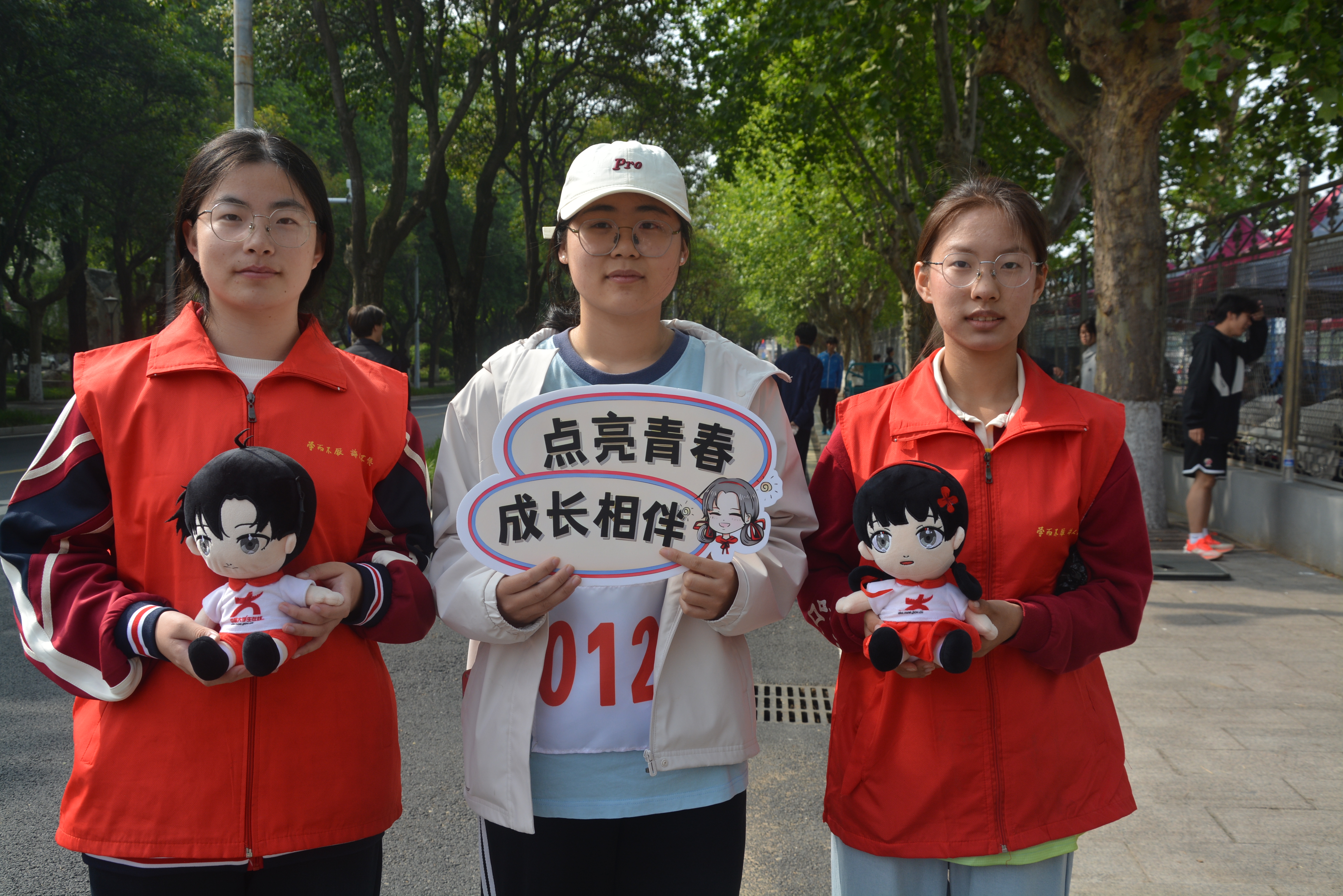 08 图为志愿者与运动员 曲阜师范大学提供