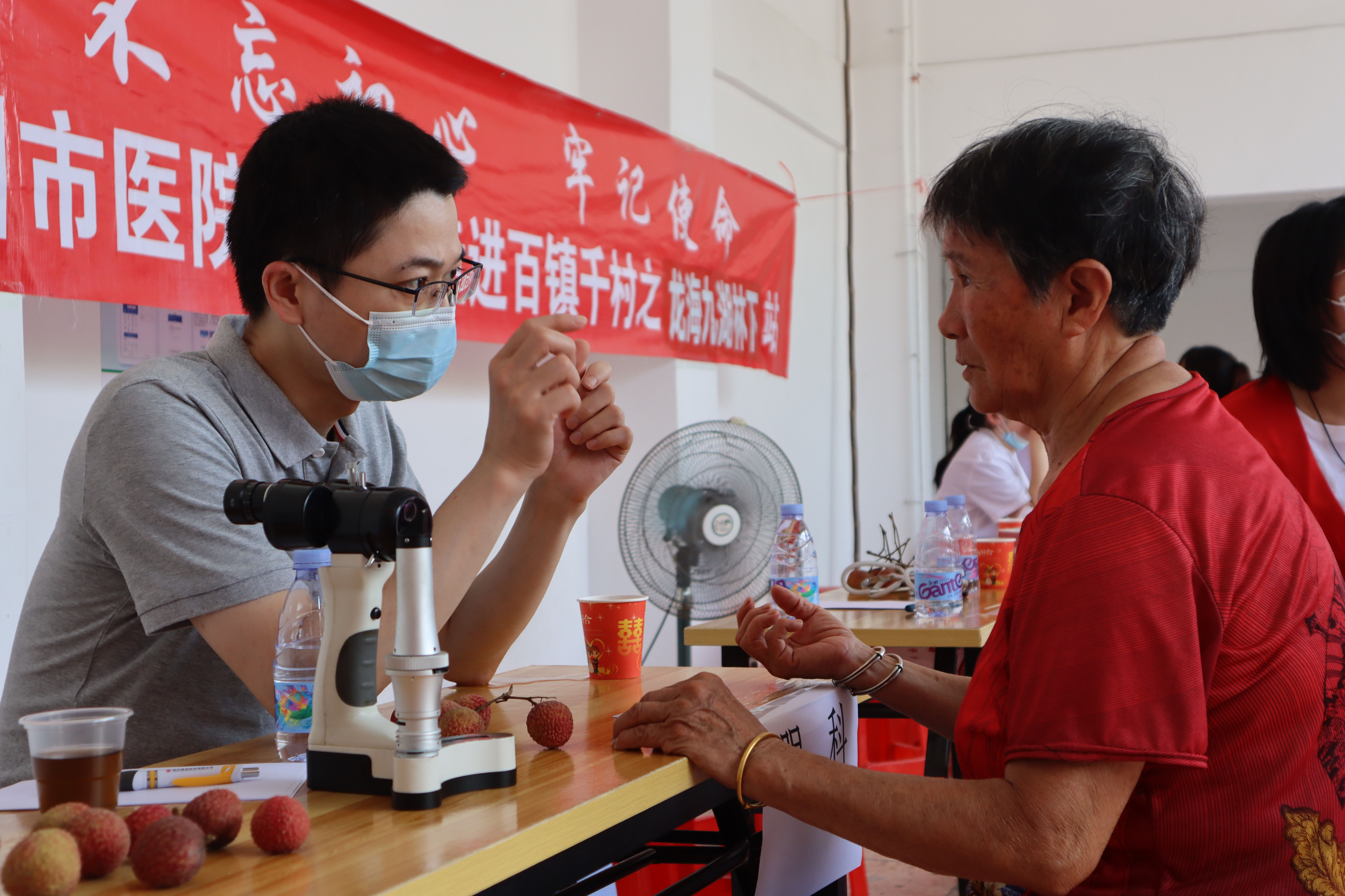 06眼科胡小坤医生告知村民测验结果与注意事项。（游钰扬/摄)