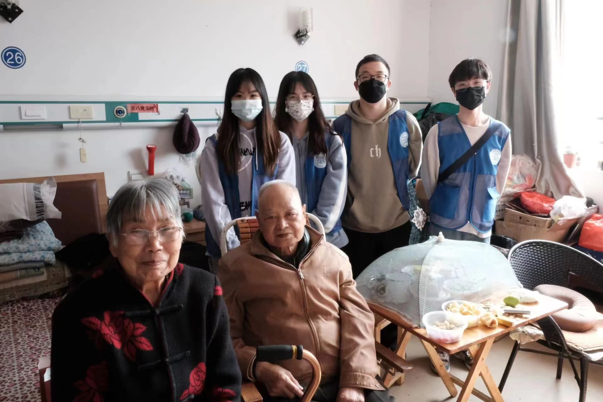 志愿者们与老人们的合照