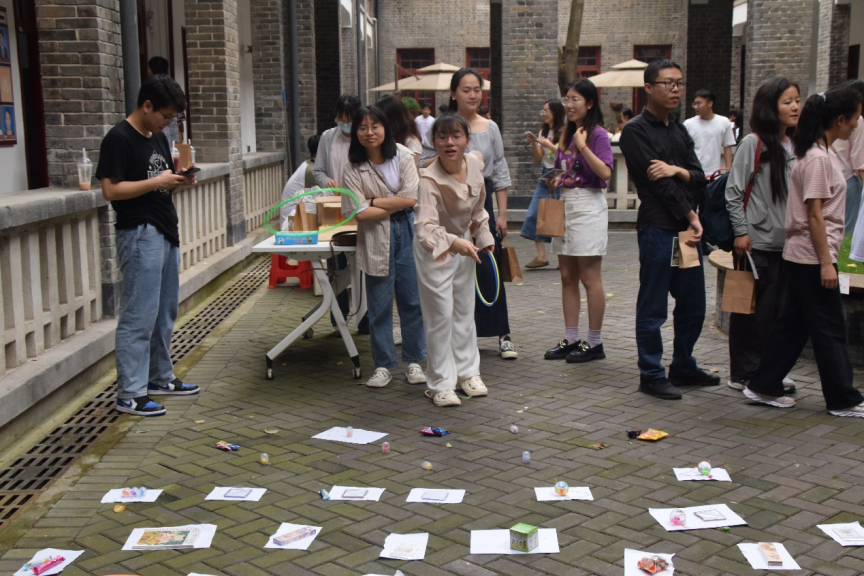 游园会中，各种趣味游戏和互动环节吸引了众多学生参与。大家或参与解压挑战，或沉浸在欢乐的游戏中，欢声笑语此起彼伏。（活动进行  摄影者：各学院供图）