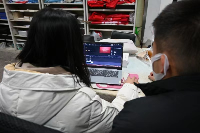 图为梦想泰职新媒体服务队在进行剪辑。.png 图为梦想泰职新媒体服务队在进行剪辑。.png