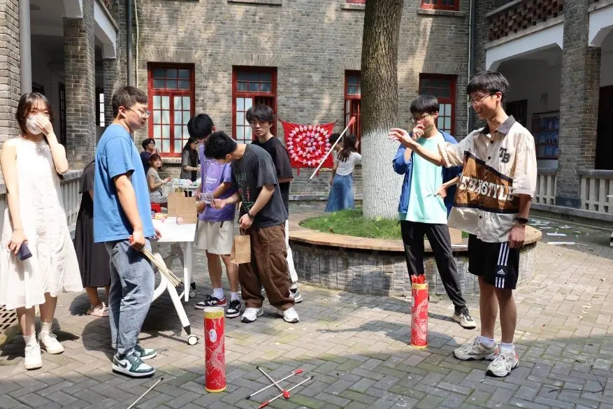 此次活动不仅有效缓解了同学们的学习压力，还增进了彼此间的友谊与交流。（活动进行  摄影者：各学院供图）