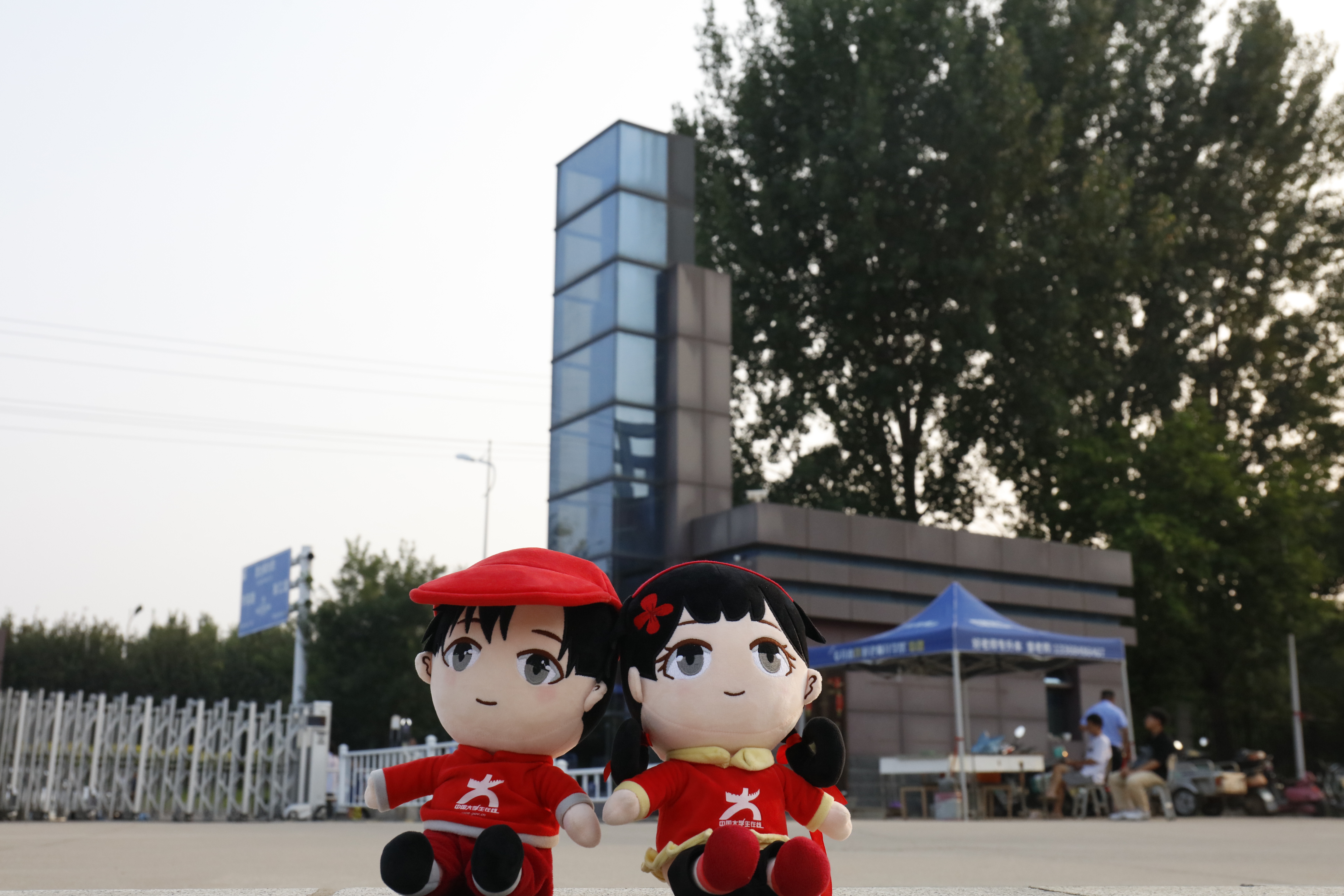 小中来校门接同学啦