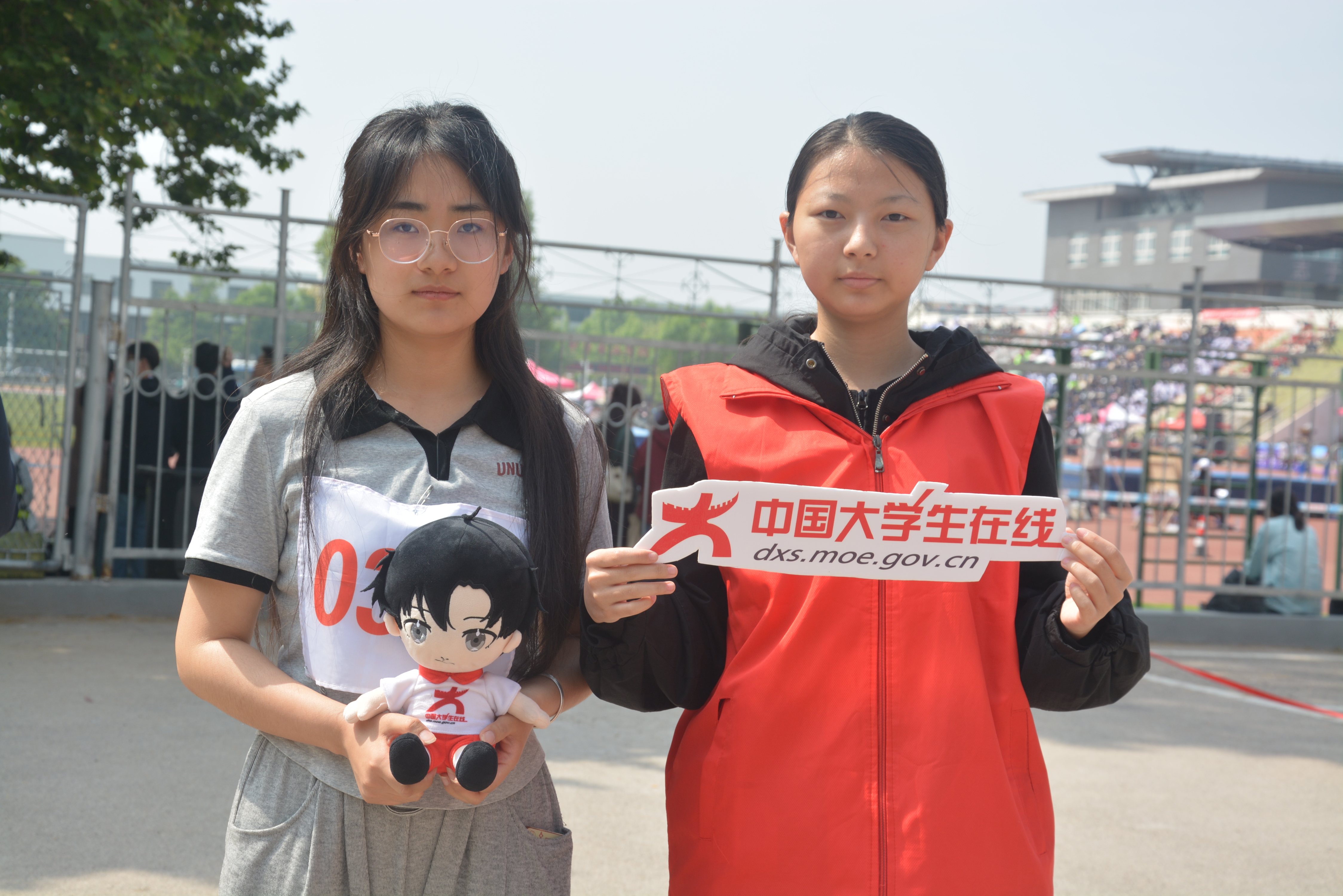 10 图为志愿者与运动员 曲阜师范大学提供