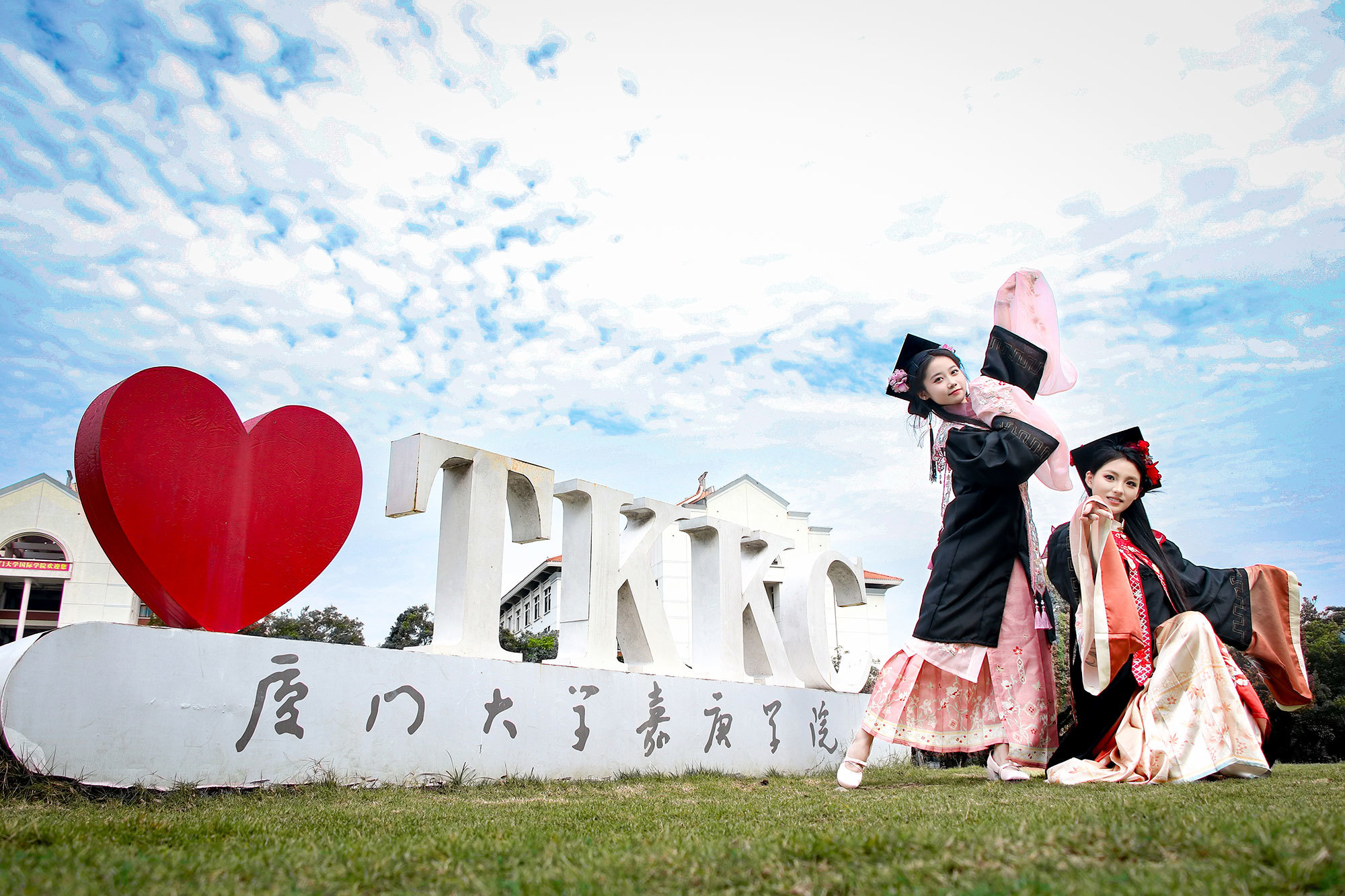 夏季校园的钟声悠长，凤凰花如火般燃烧。每一片花瓣飘落的轨迹，都镌刻着成长的足音：那是初入校园时慌张的步履，是湖畔背书时渐稳的呼吸，是晚霞里追逐梦想的剪影，是律动中恣意绽放的青春。（摄影：李思维）