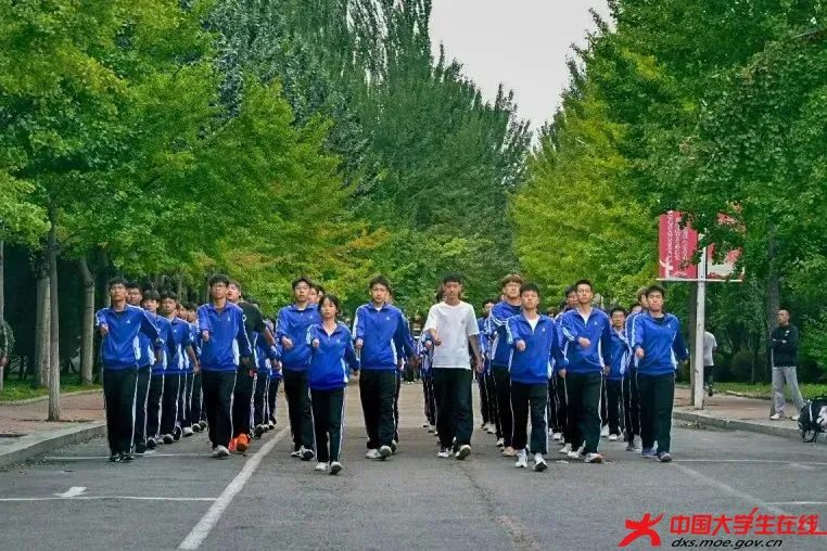 军训时的我们 李鸿沛摄.jpg