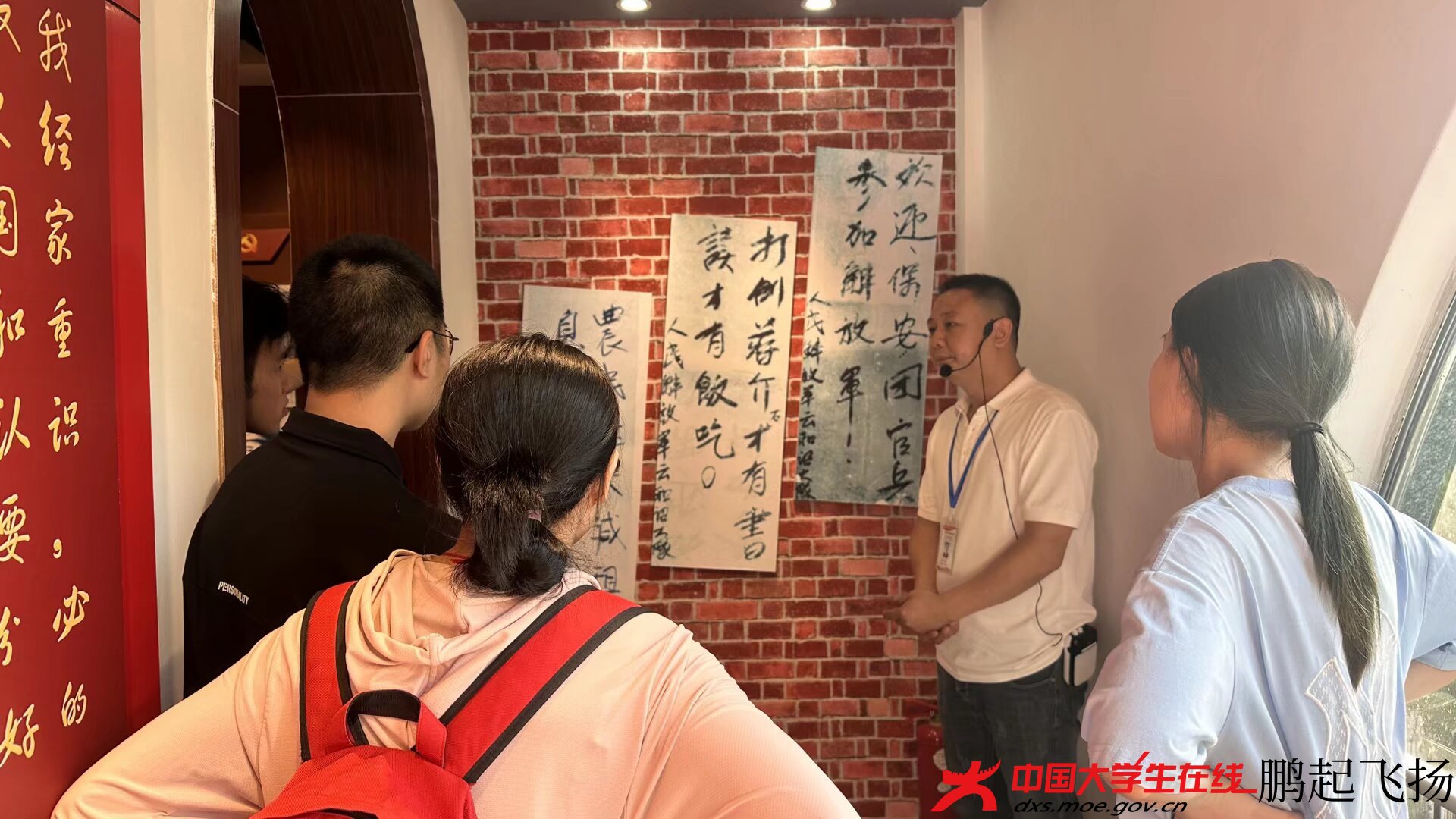 听讲解员讲解革命历史纪念馆.jpg