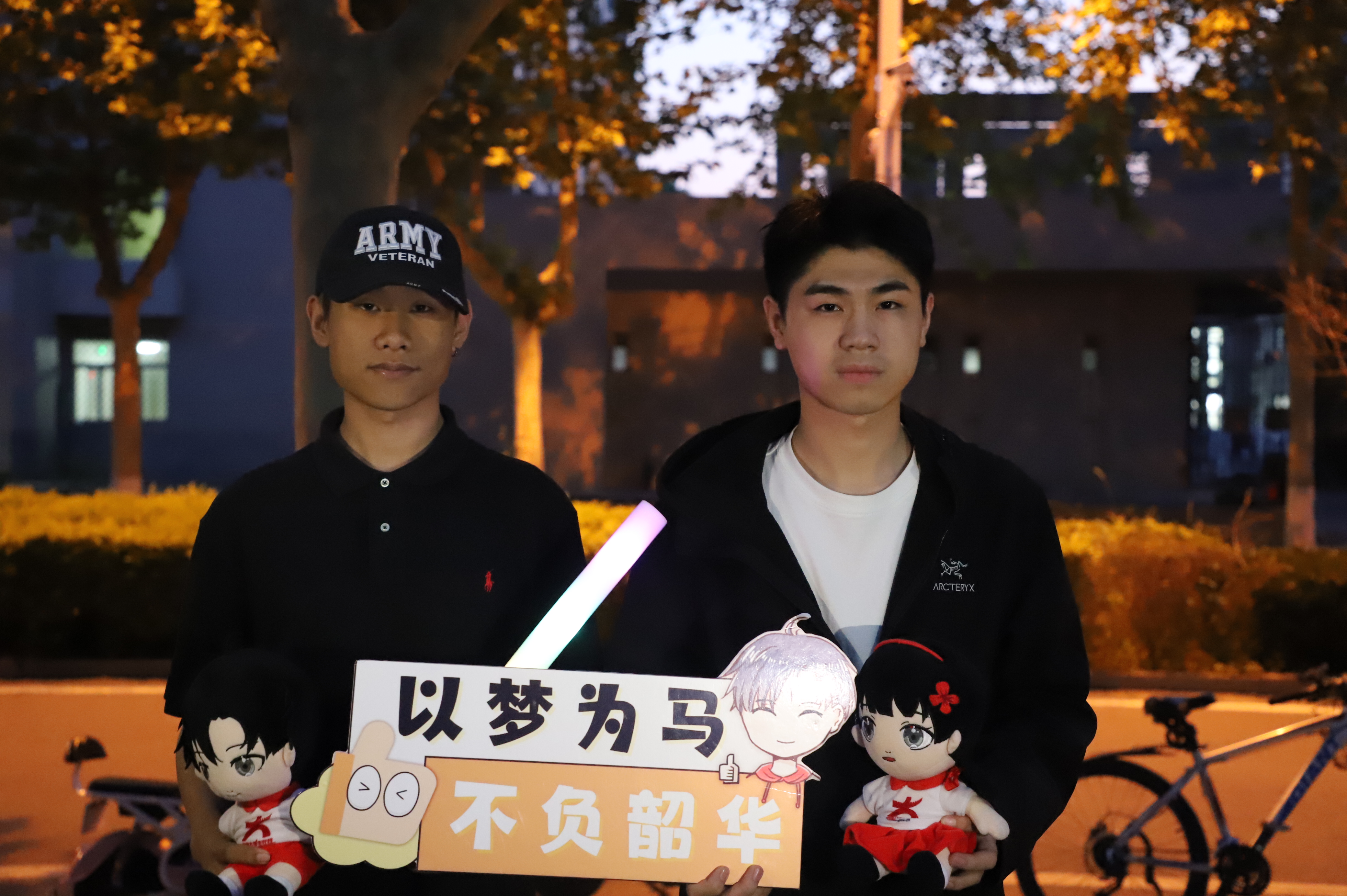 傍晚的余晖下，手拿小中，眼里满是幸福，一旁的舞台传来积昂的音乐。