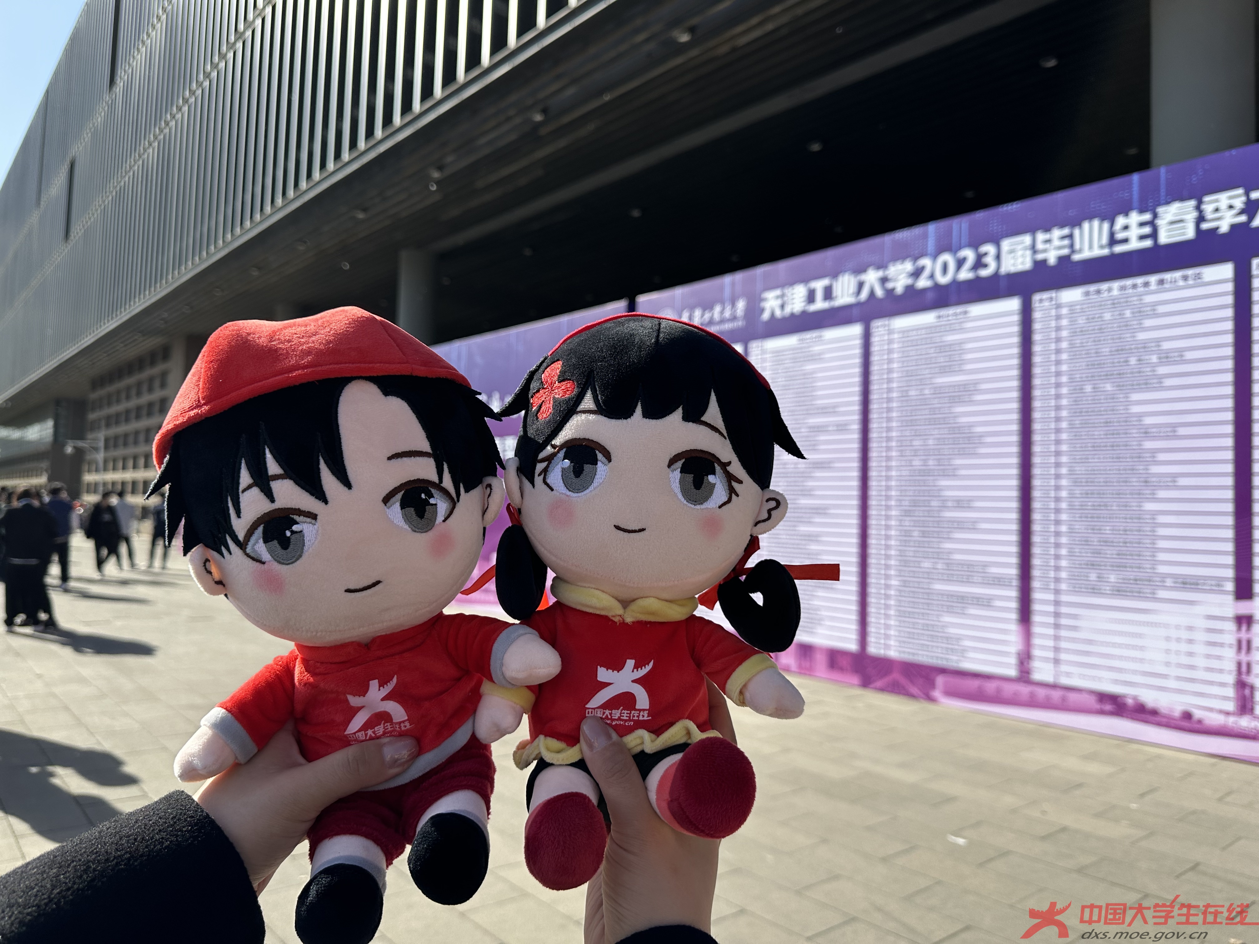 小中兄妹在双选会现场