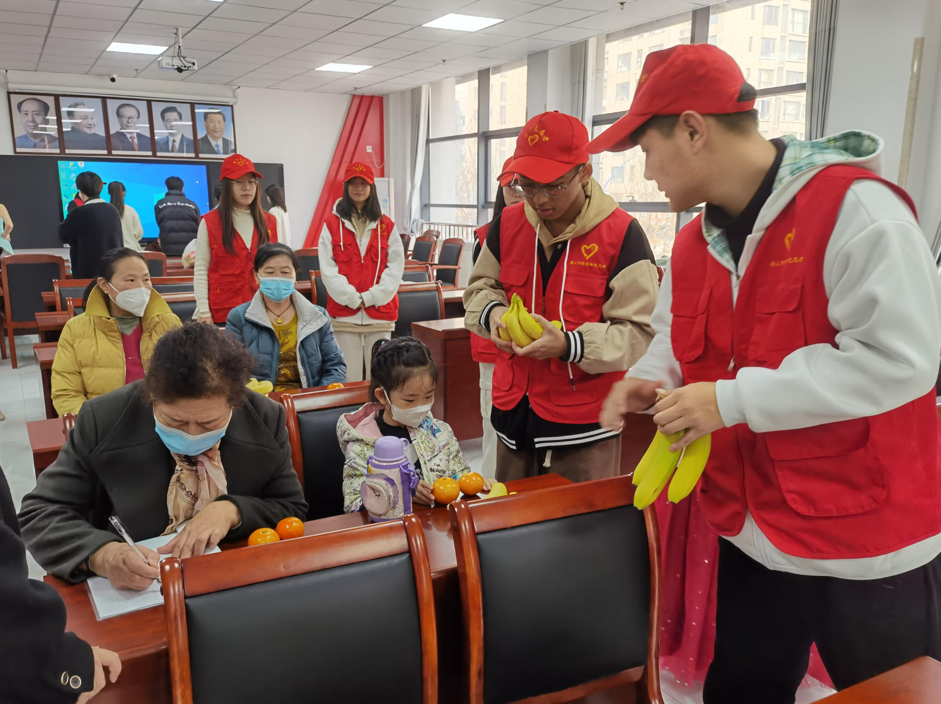 “青守护”团队成员为老人分发水果.jpg “青守护”团队成员为老人分发水果.jpg