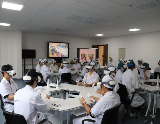 戴上VR眼镜，身临其境学习急救知识，体验生命救援的紧张与责任。