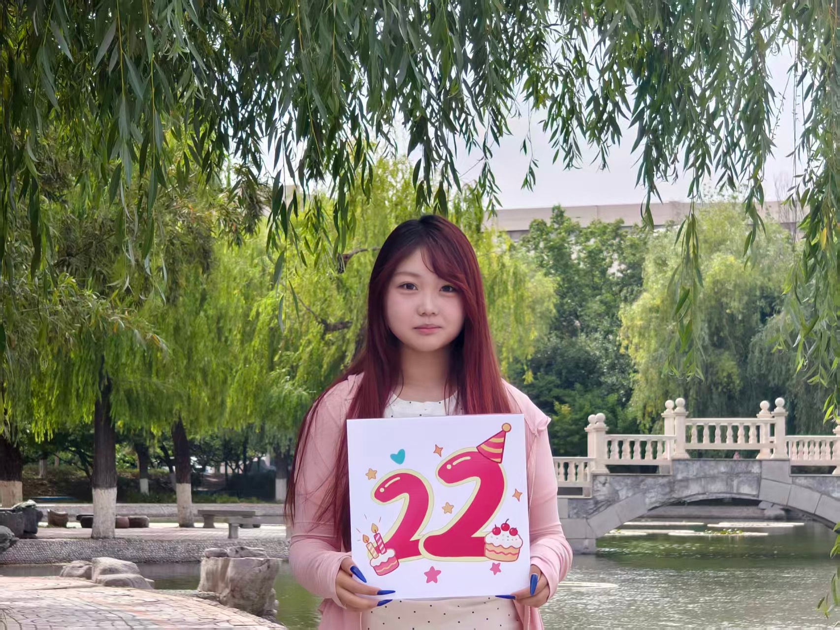 （图为学子与小中共同庆祝生日）
