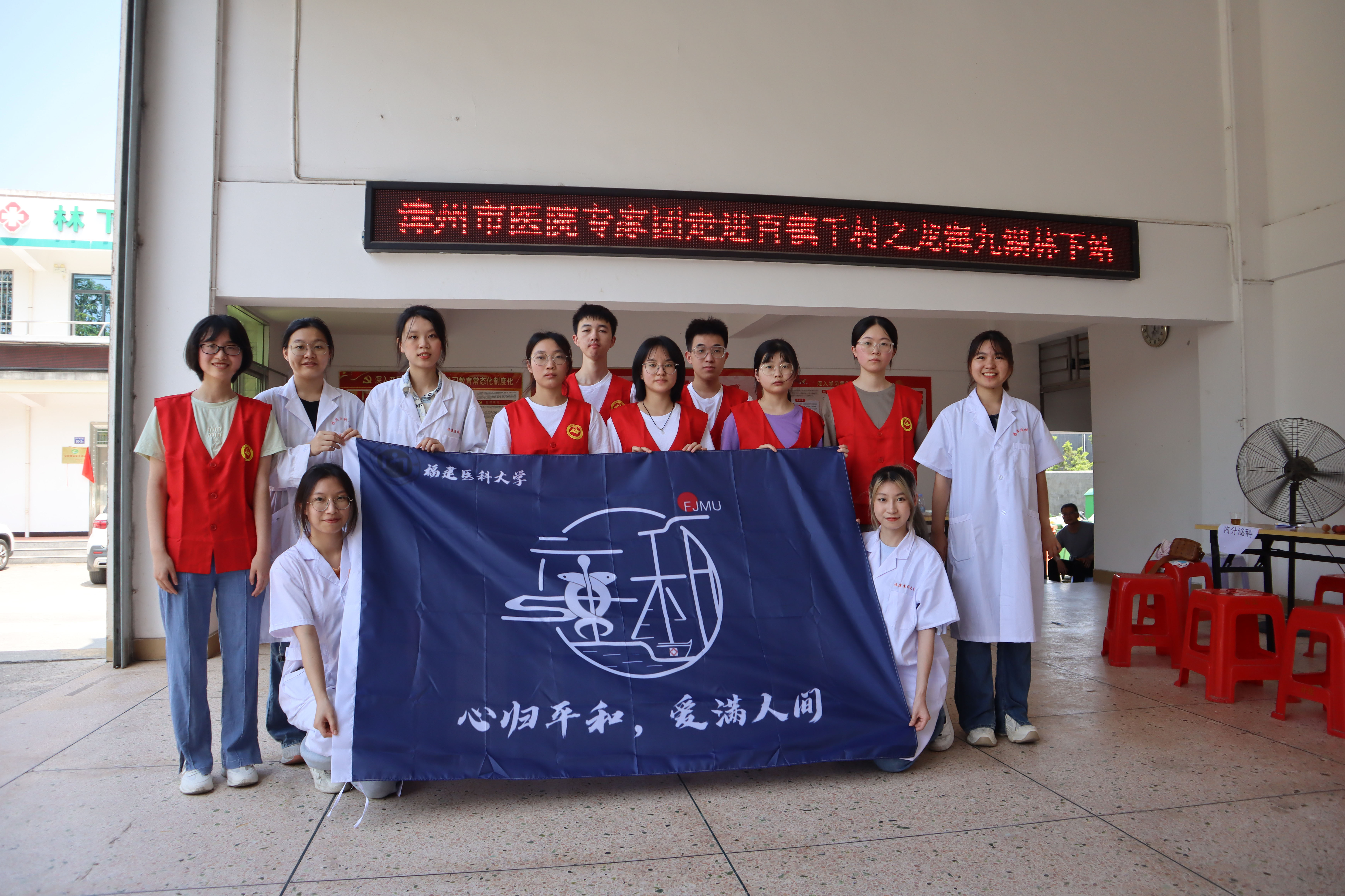 07实践队全体成员合影留念。（游钰扬/摄）