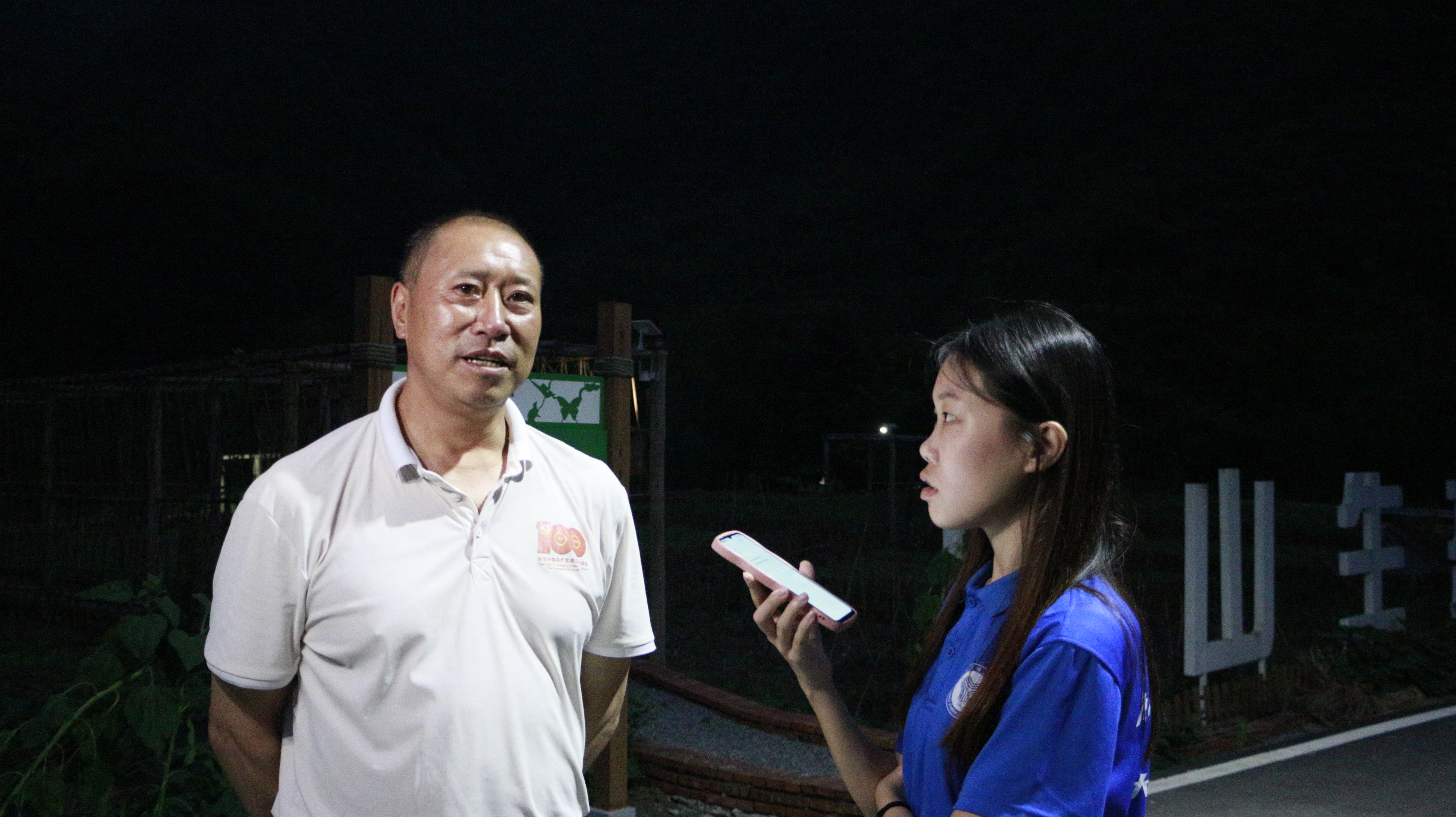 图6:图为团队成员在采访村干部.jpg 图6:图为团队成员在采访村干部.jpg