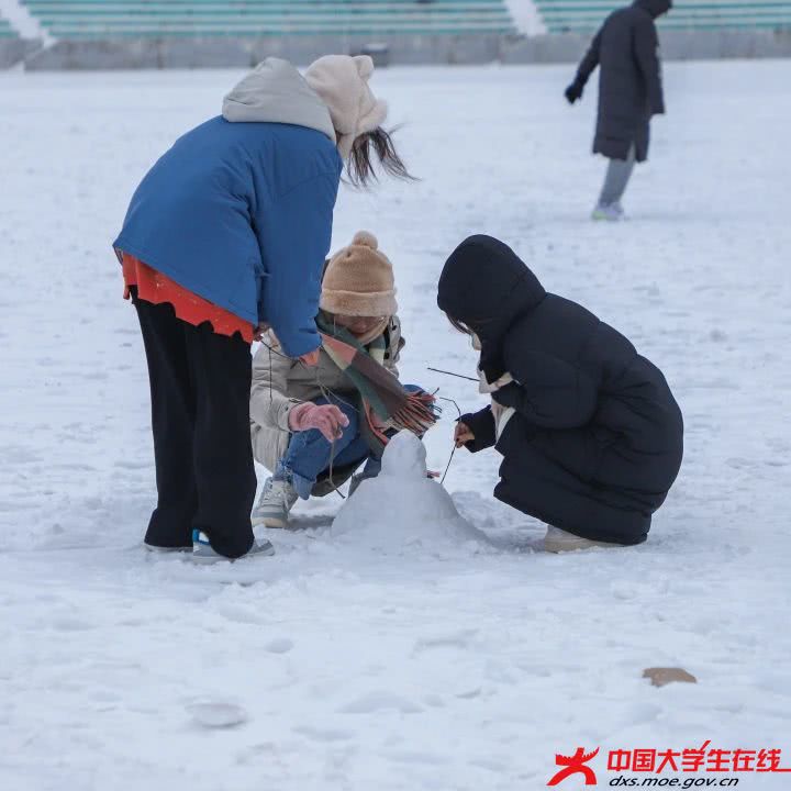 小雪人完成啦。张语良摄.jpg 小雪人完成啦。张语良摄.jpg