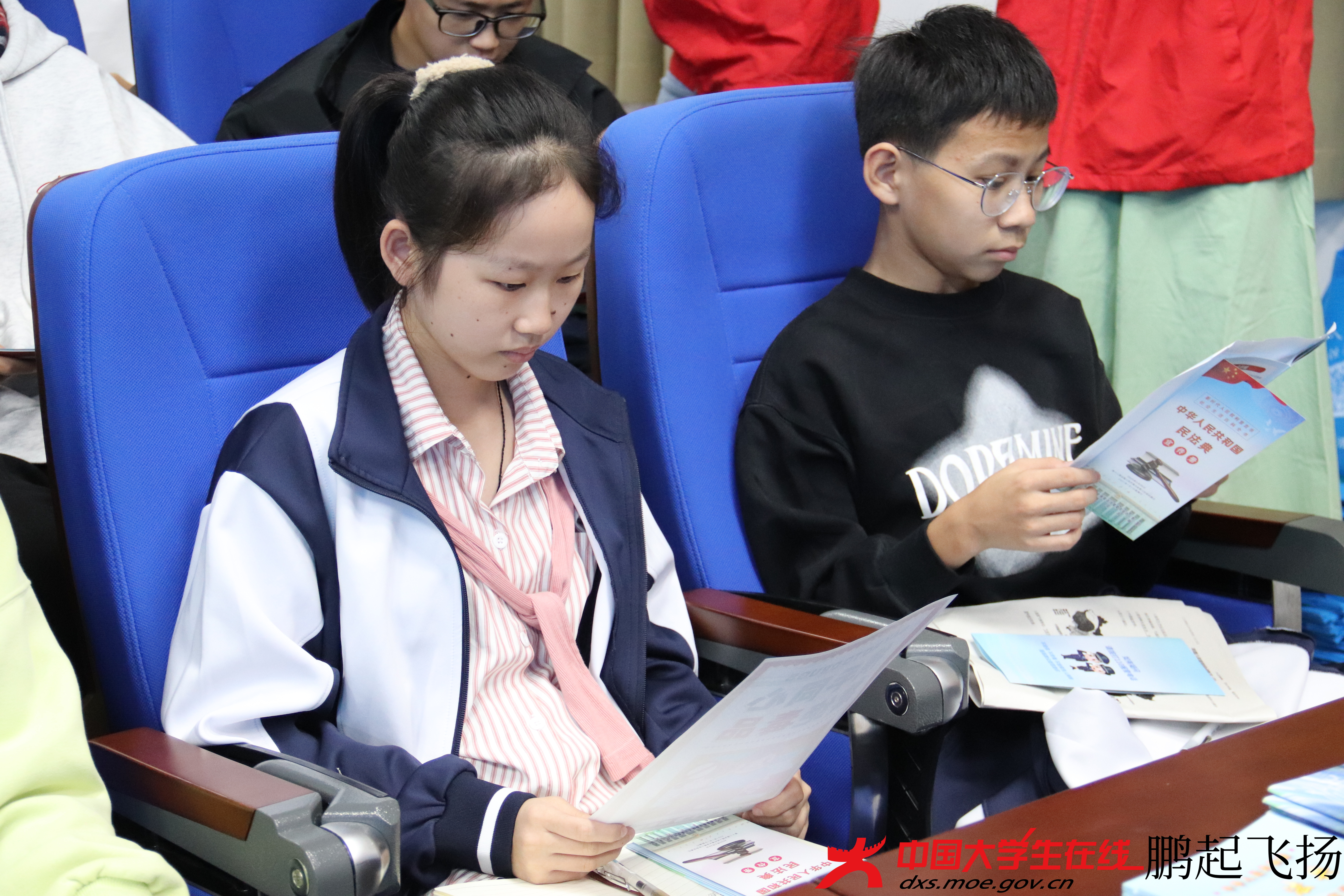 学生阅读宣传手册.JPG 学生阅读宣传手册.JPG