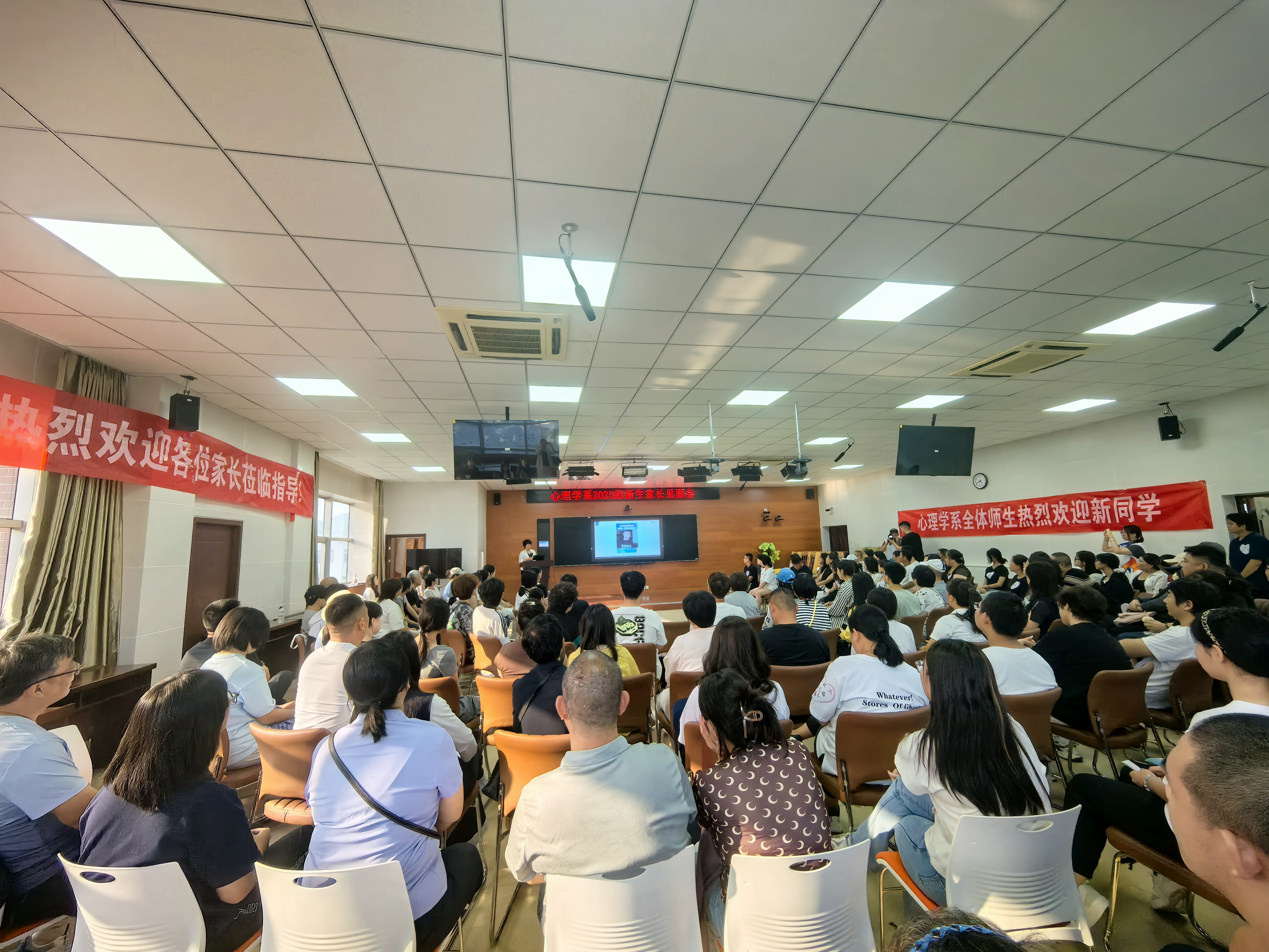 6新生家长见面会现场.jpg 6新生家长见面会现场.jpg