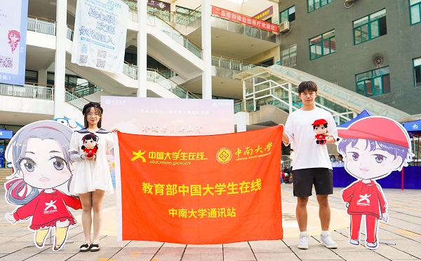 现场工作人员也为积极参与活动的同学们送上了由中国大学生在线准备的精美礼品。