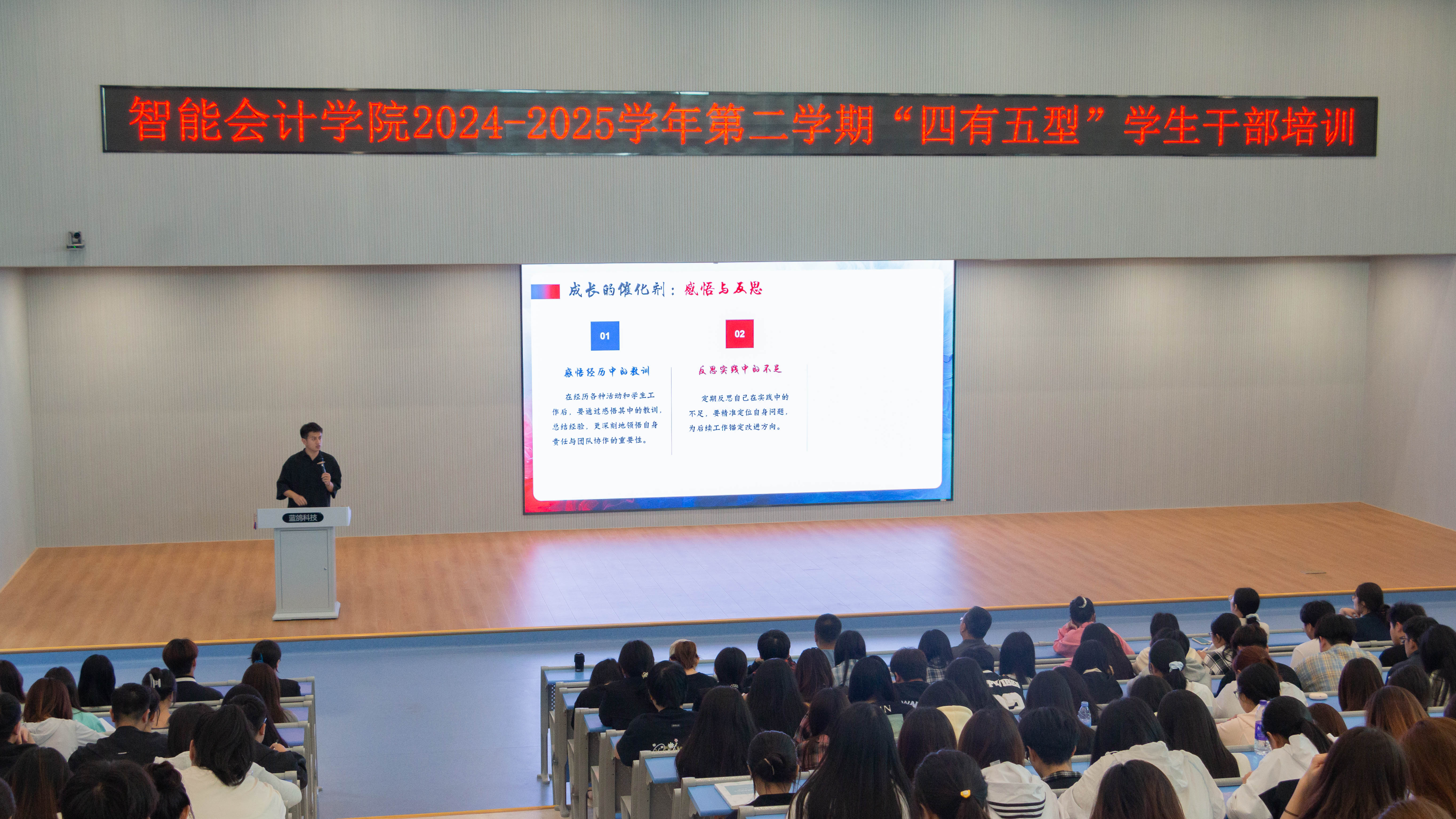 图:伏鑫老师做经验交流.jpg 图:伏鑫老师做经验交流.jpg