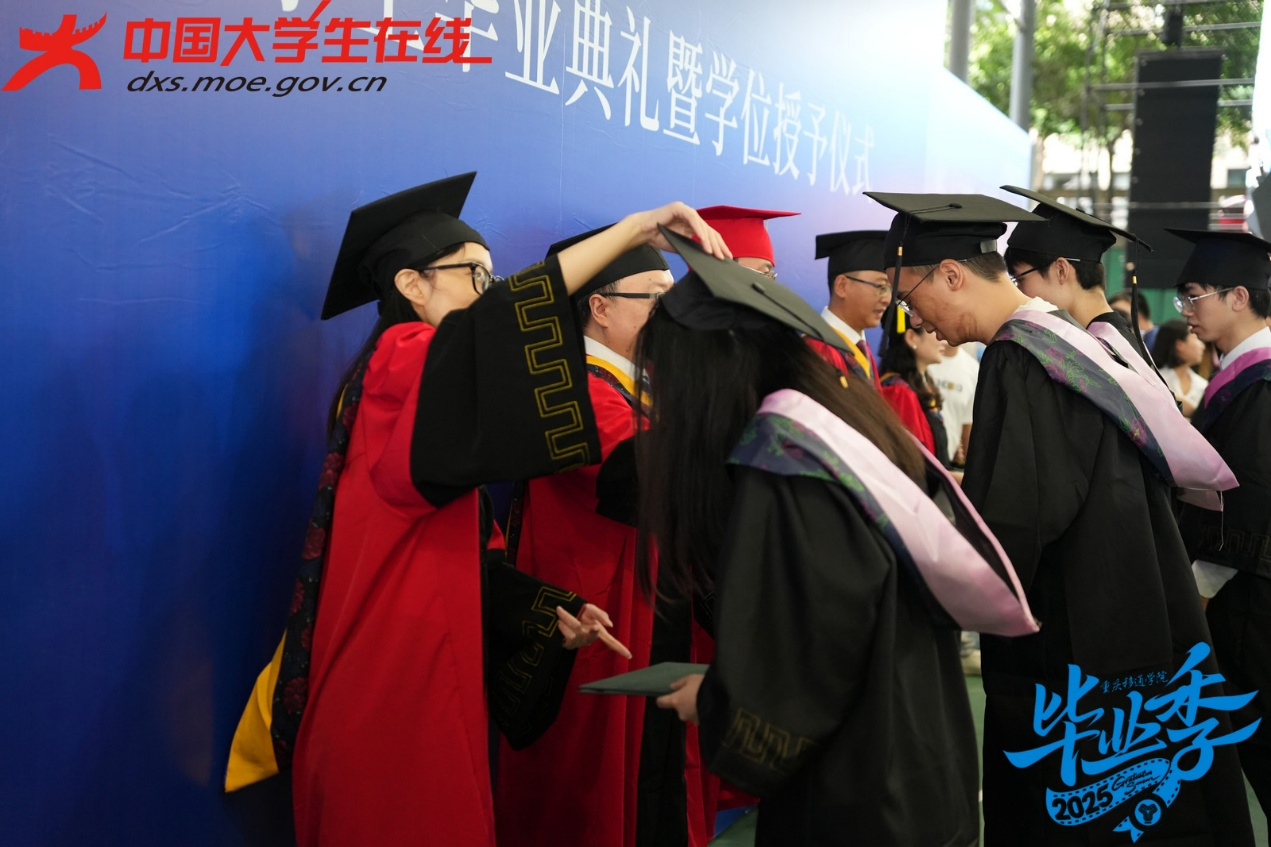 从右至左的轻轻一拨，将懵懂学士帽上的流苏推向左侧，不仅是学位授予的仪式象征，更承载着从青涩求学者到成熟逐梦人的身份蜕变，与奔赴未来的郑重期许。
