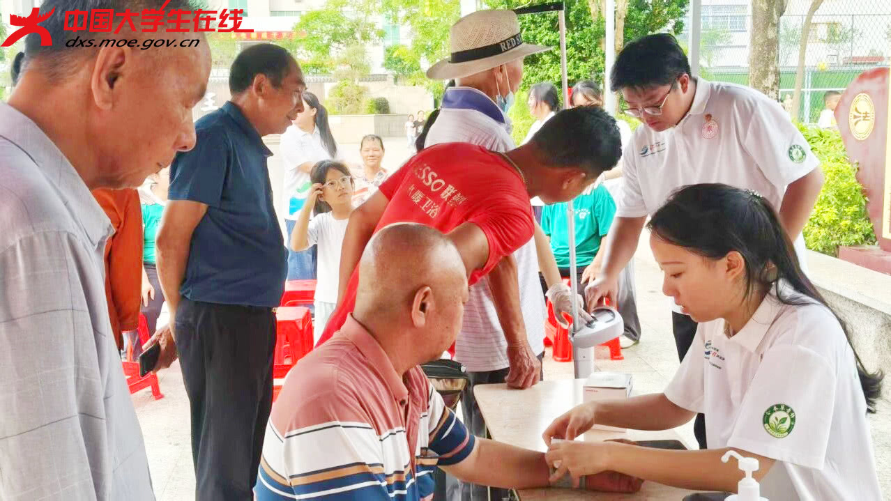 这个夏天，广州东华职业学院“本草青锋”突击队火了乡村集市！量血压、做推拿、卷艾条、送凉茶——六项服务一站配齐。村民直呼“肩膀松了”“心里甜了”。