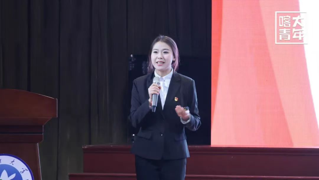 图为“自强之星”彭茹号召同学们树立生生不息的自强精神。毕家悦 供图