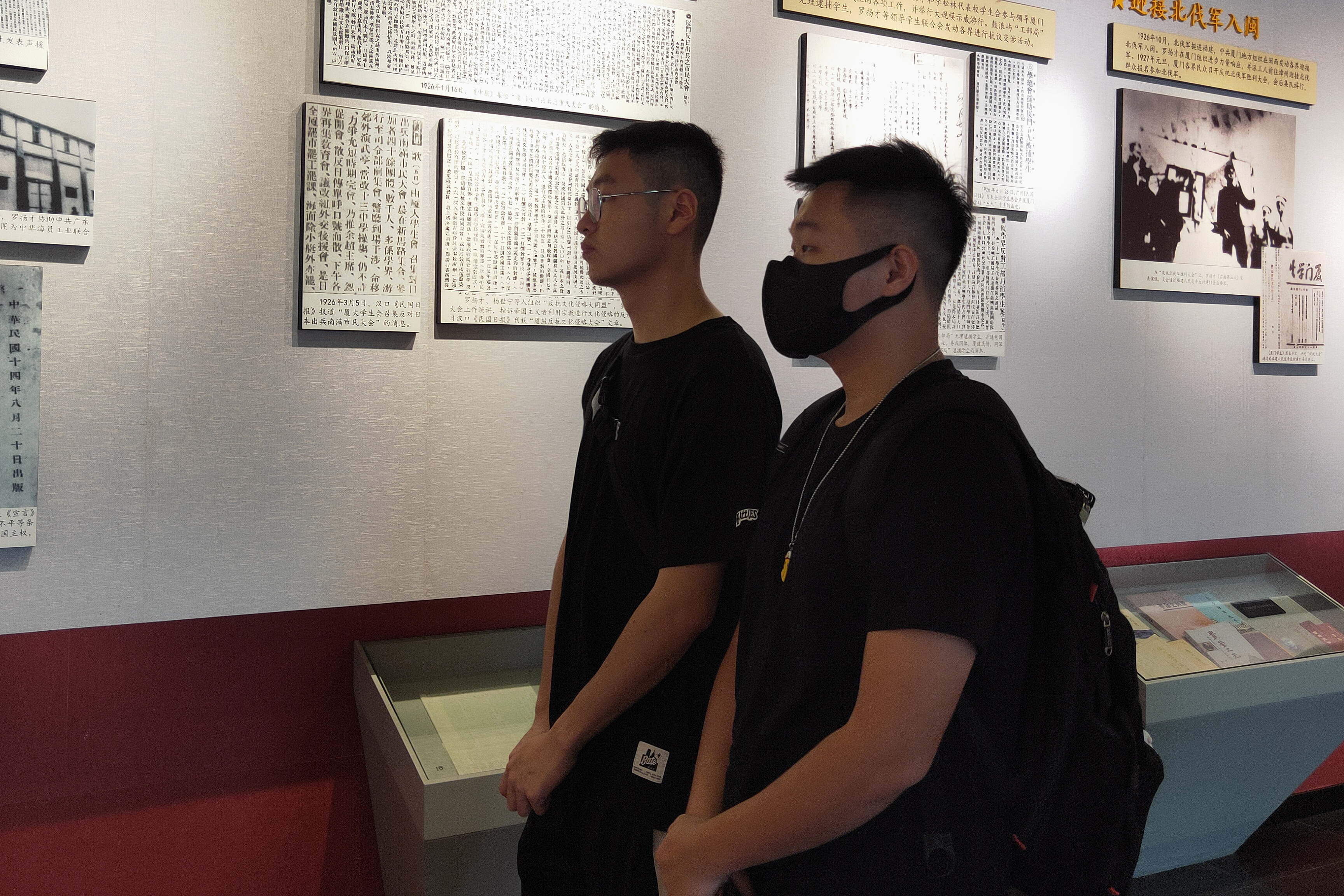 08队员许尔杰和李凯峰参观厦门大学鲁迅纪念馆。（陈航宇/摄）