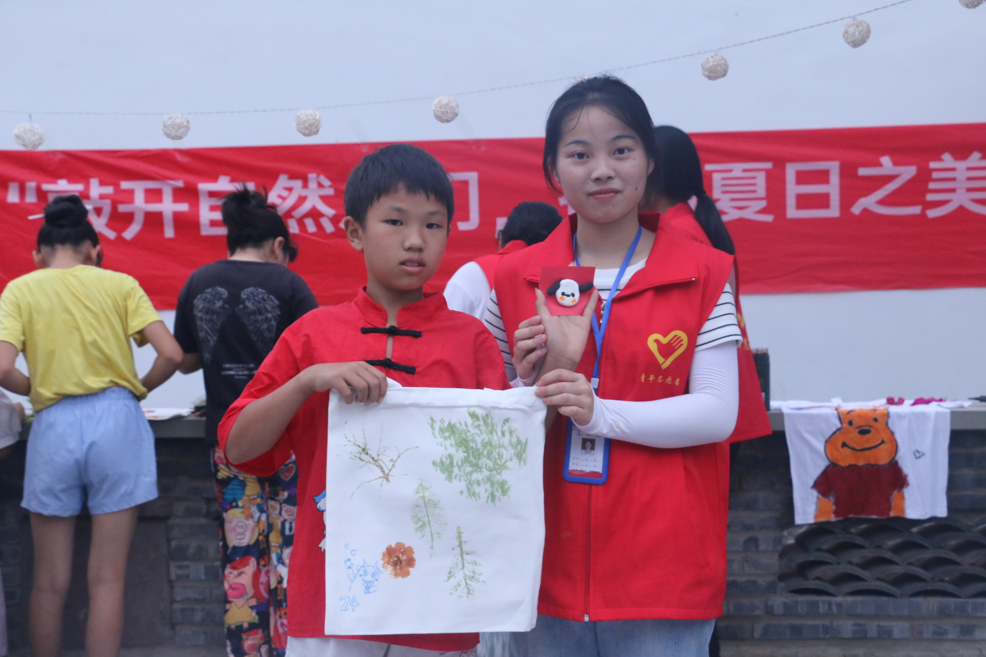 图10:图为团队成员与小朋友共同展示拓染作品.JPG 图10:图为团队成员与小朋友共同展示拓染作品.JPG