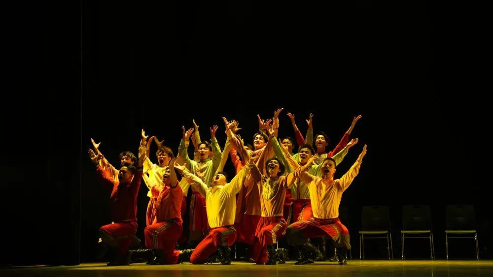 刑事司法学院 |《阳光下的麦盖提》：舞蹈不仅展现了新疆舞蹈刀郎舞的热烈奔放，还巧妙地融合了山东民间舞蹈鼓子秧歌的韵味，深情讴歌了新疆人民在党的光辉照耀下沐浴着幸福阳光的美好生活之貌。
