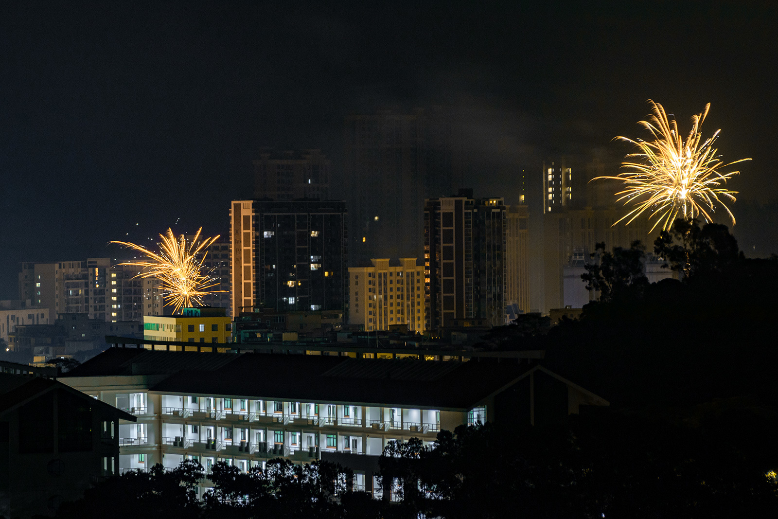 烟花紧拥着冲向了天空，欣喜绽放在属于星辰的黑夜。晚风微凉，黑夜悄然，街上的行人纷纷驻足，在烟花下踮起脚尖，享受这烟火人间。（摄影：赵晓鹏）