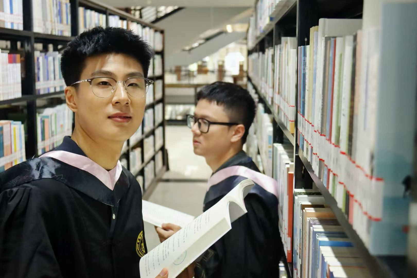 书架间弥漫的书香，伴着翻书时书页的沙沙轻响。每本邂逅的书，恰似“嘉园”赠予青春的密语，待岁月启封。（摄影：邓程文）