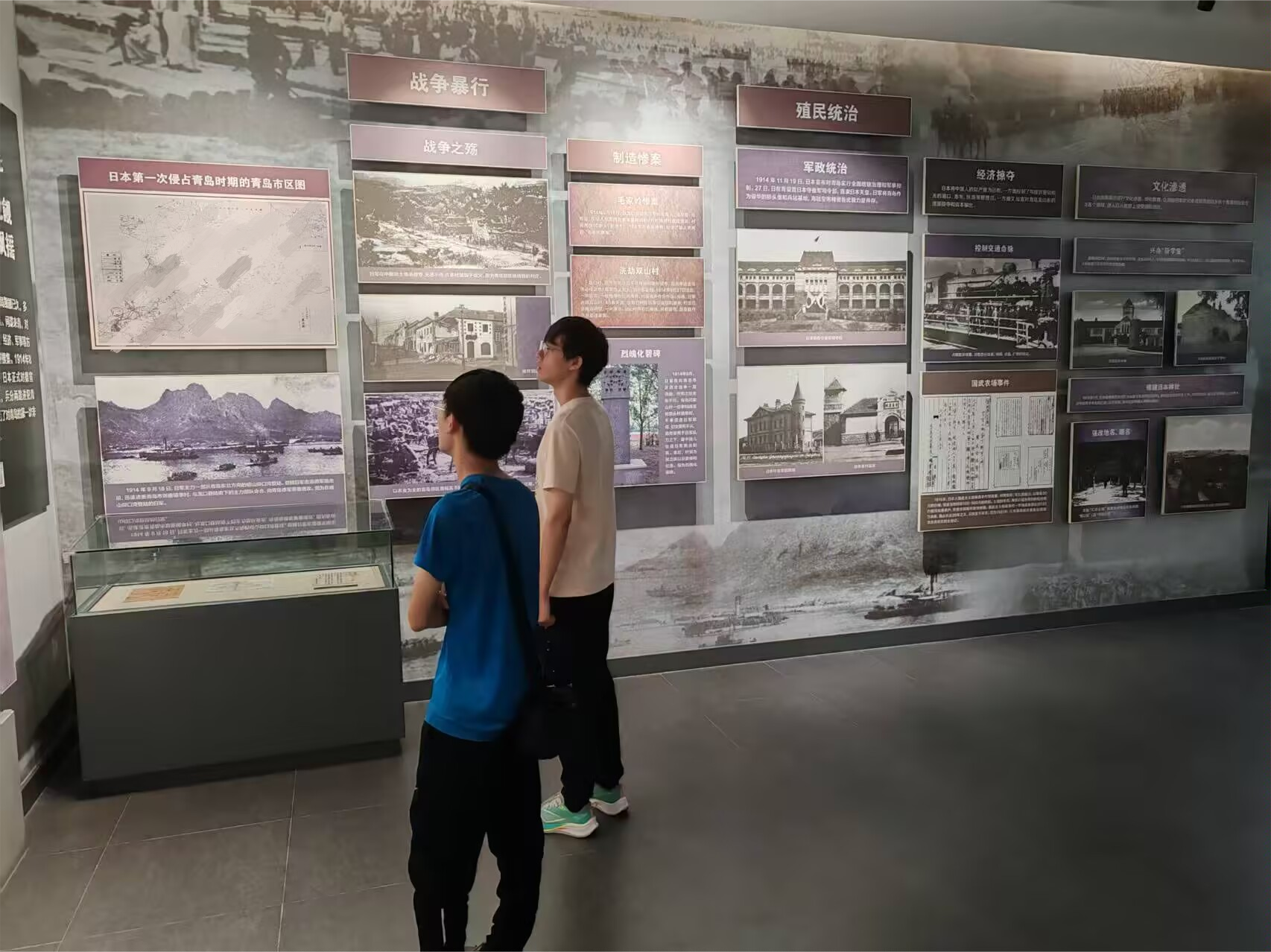 红魂实践队参观革命烈士纪念馆 罗佳豪摄(1).png 红魂实践队参观革命烈士纪念馆 罗佳豪摄(1).png
