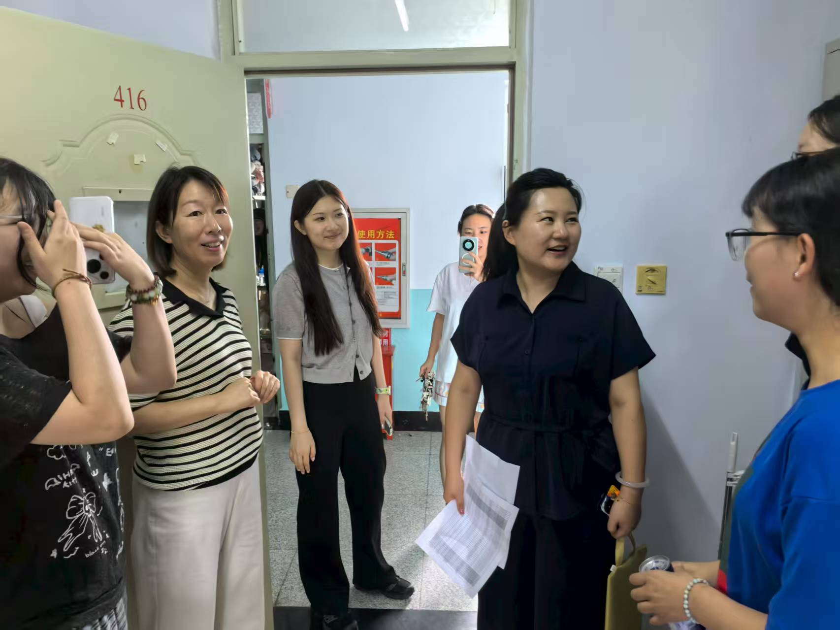 3领导老师走访新生宿舍.jpg 3领导老师走访新生宿舍.jpg
