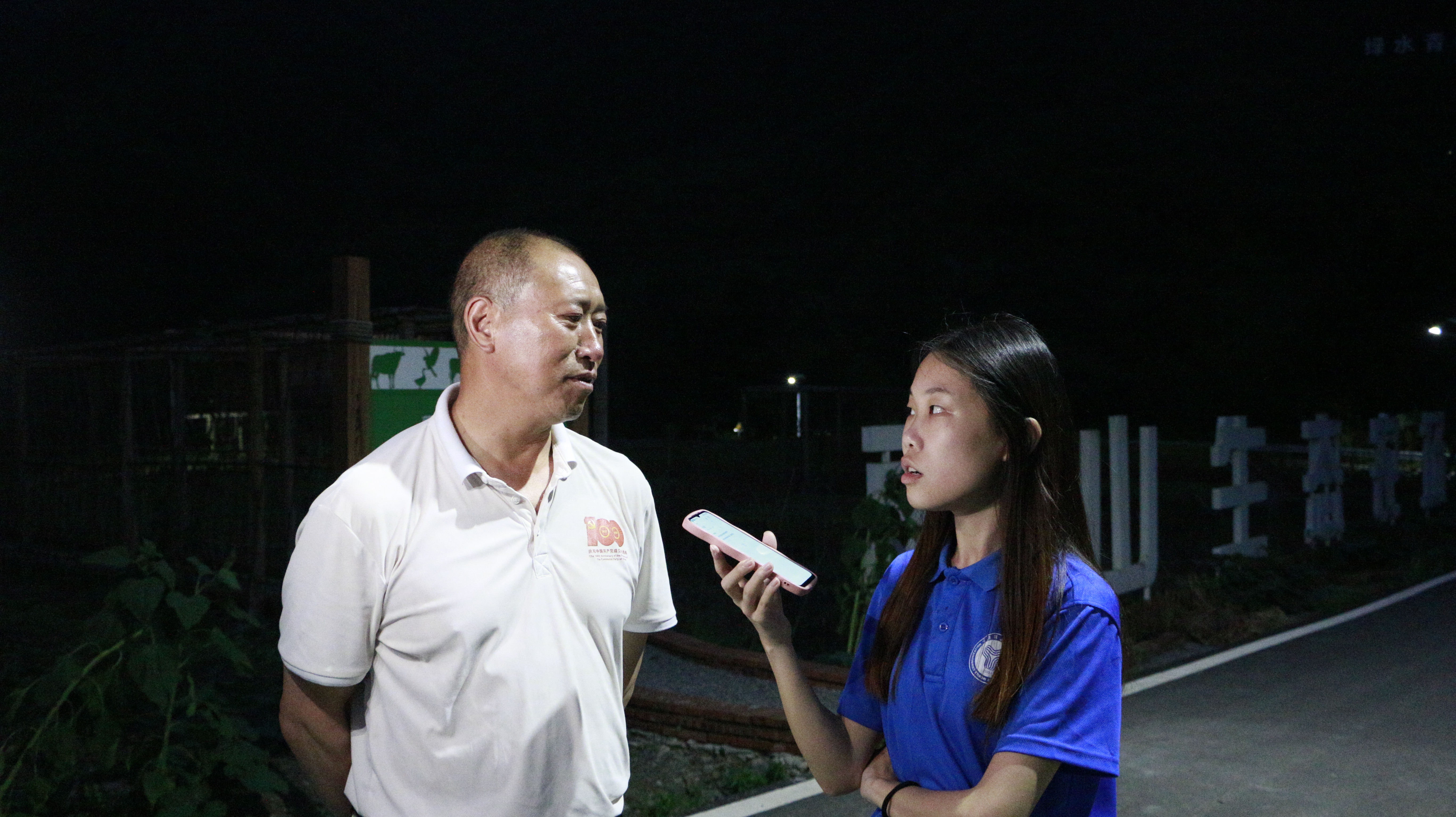 图7:图为团队成员在采访村干部2.jpg 图7:图为团队成员在采访村干部2.jpg