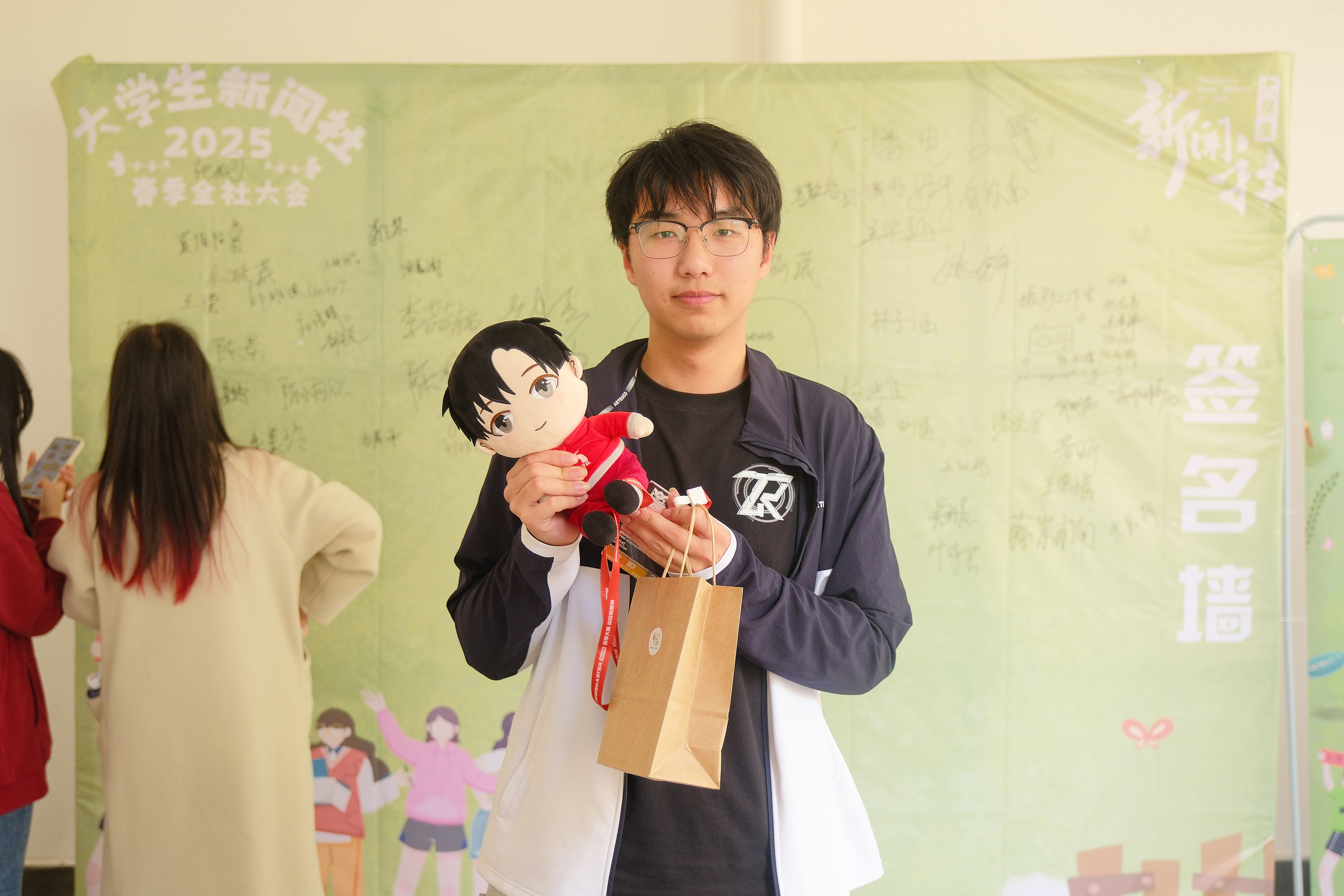 校網(wǎng)通站成員與小中兄妹合影（攝影：楊樂琪）.jpg