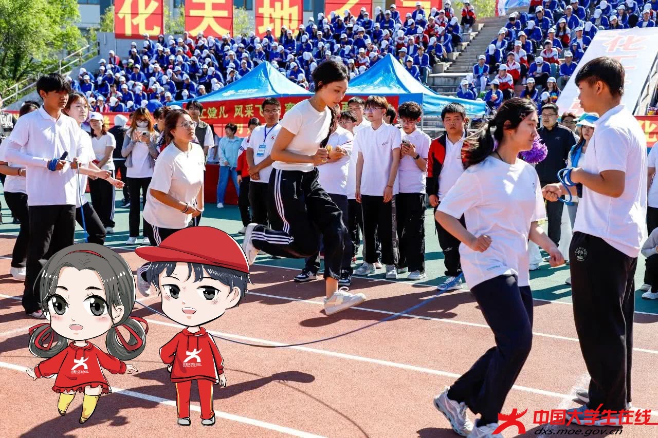 小中亮相集体跳绳，众人欢快跳跃满是活力。