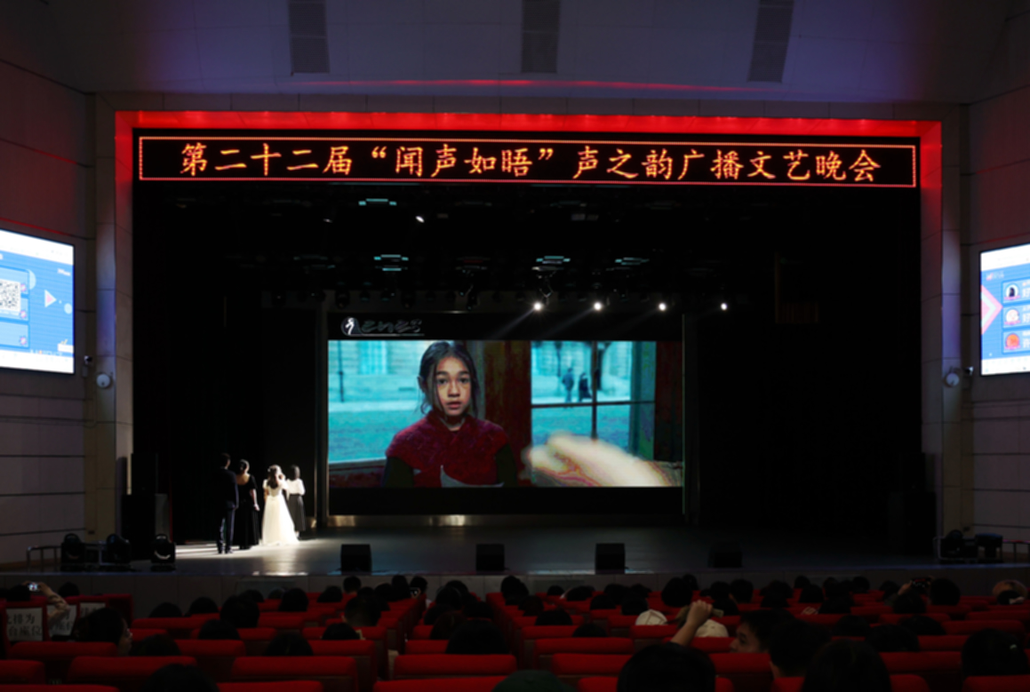 英文配音《福尔摩斯小姐》
中南财经政法大学彭佳摄