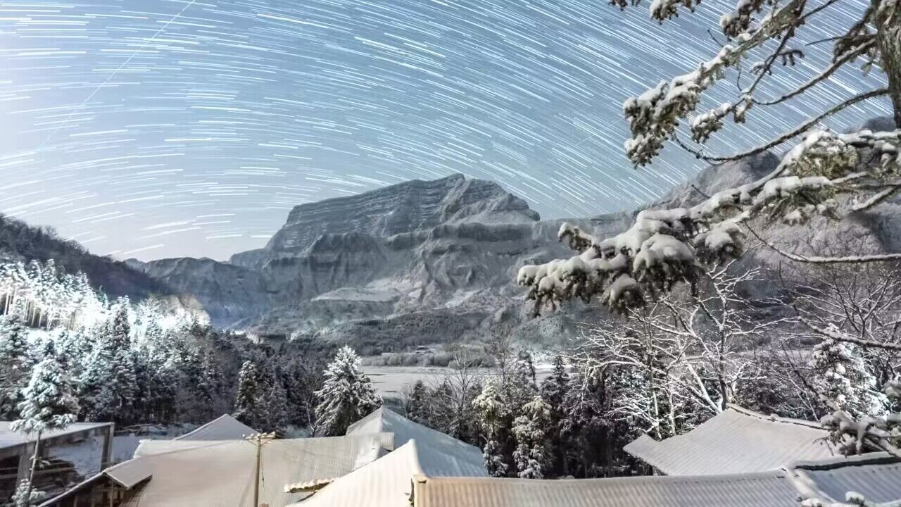 白夜齐观飞异彩，极光变幻地连云。
（图片来源于四川文理学院   拍摄者雷宇杰 )