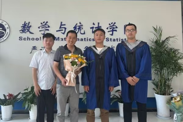 许凯与学生们合影  安徽师范大学提供.jpg