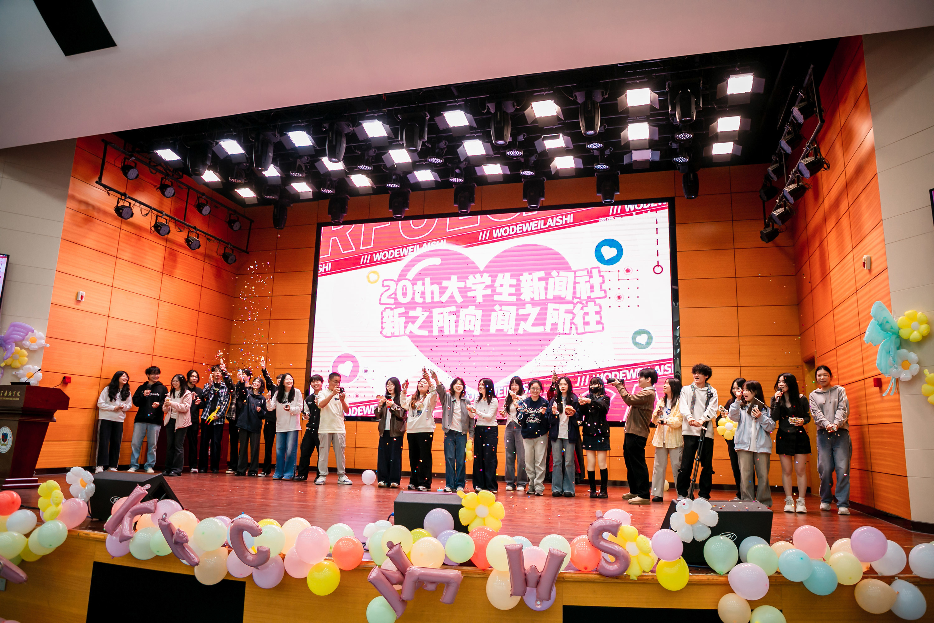 校網(wǎng)通站學(xué)生干部團(tuán)隊(duì)表演合唱（攝影：朱鮮艷）.jpg