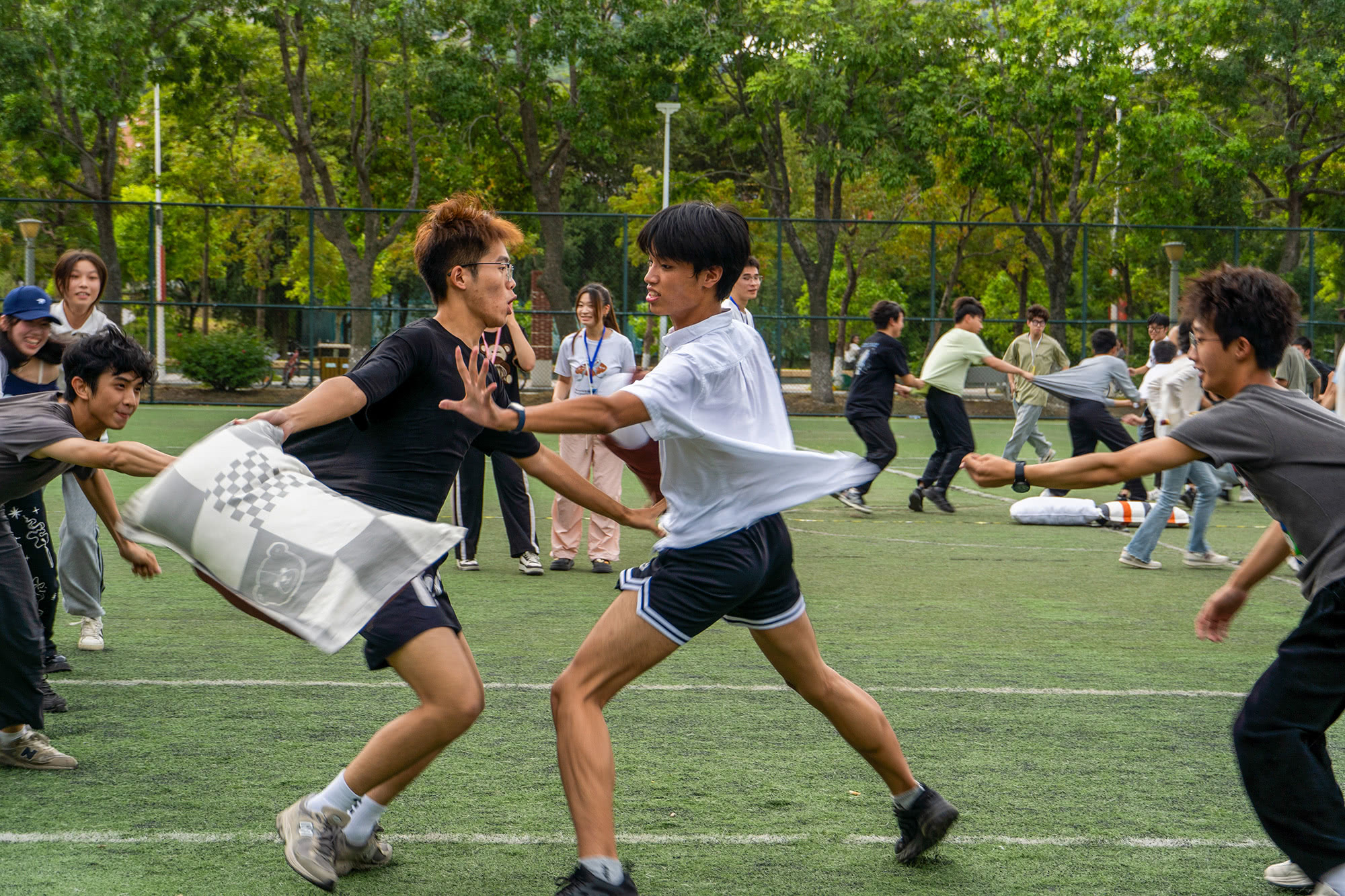 这样的活动丰富了大学生们的课余生活，也为备考学子们提供了一个适当的“宣泄口”。（摄影：申芮妍）