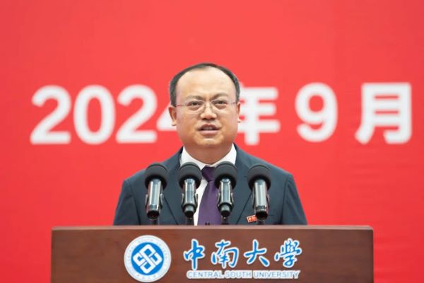 教师代表、资源与安全工程学院董陇军教授以一名老学长和教师的双重身份为新生送上“习惯养成攻略”，表达美好期许。