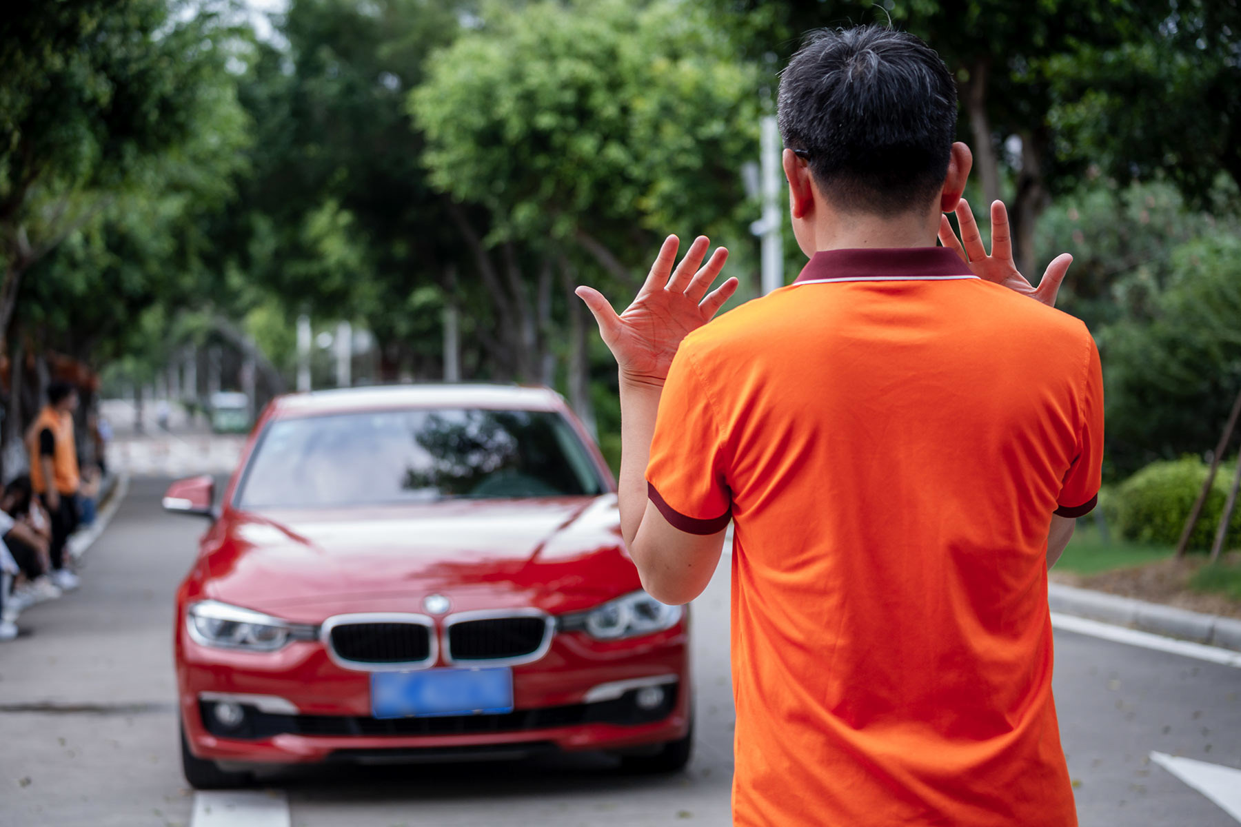 志愿者引导自驾车辆有序行驶(摄影:朱鲜艳)