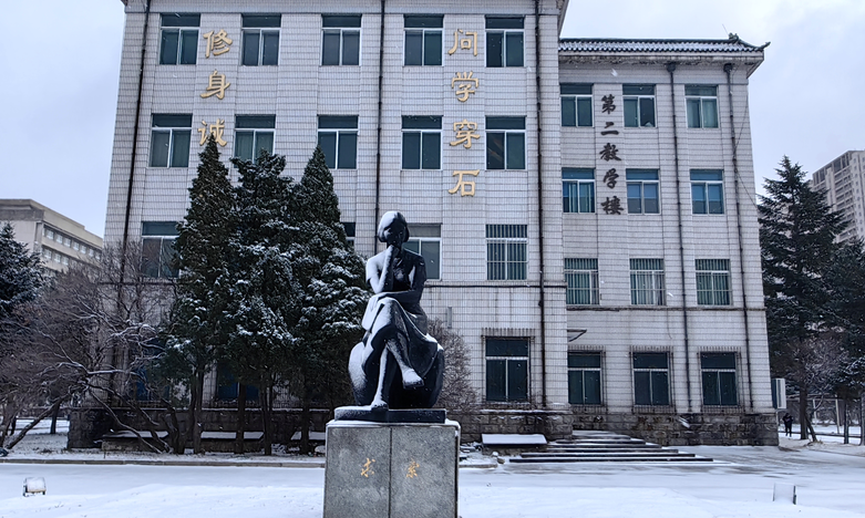求索石像  拍摄：刘笑谊