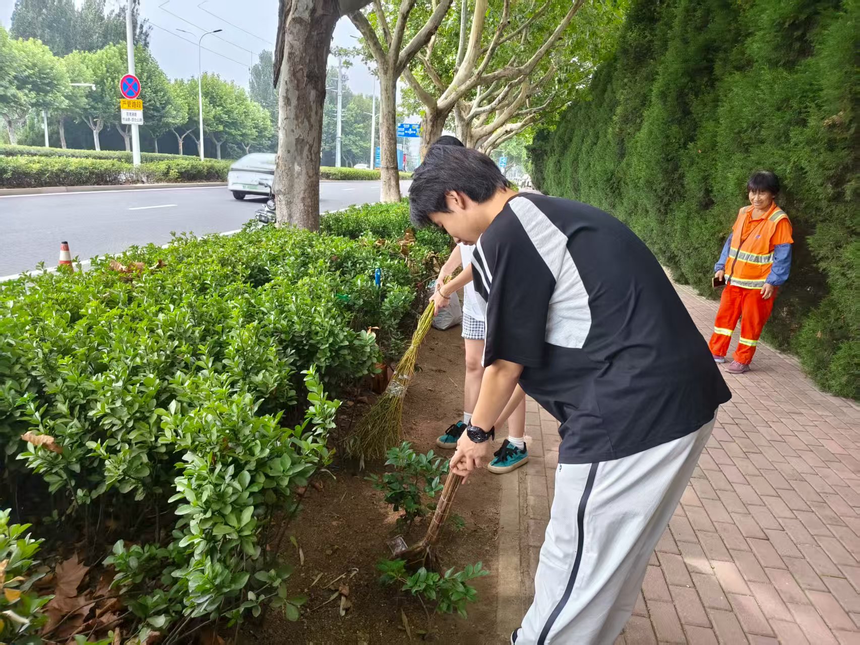 实践队队员打扫卫生 王旭摄.jpg 实践队队员打扫卫生 王旭摄.jpg