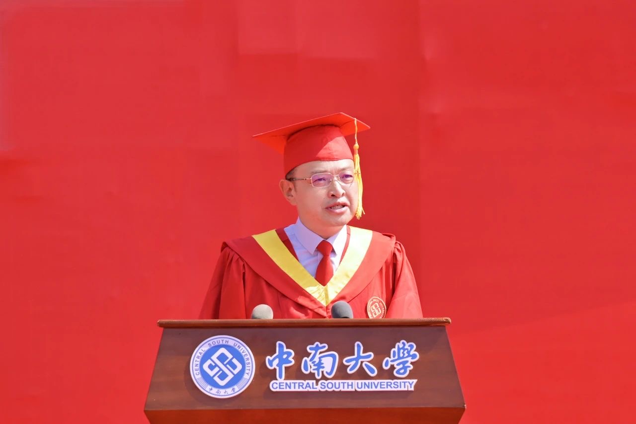 中南大学校长李建成赠“临别锦囊”：“创造”。