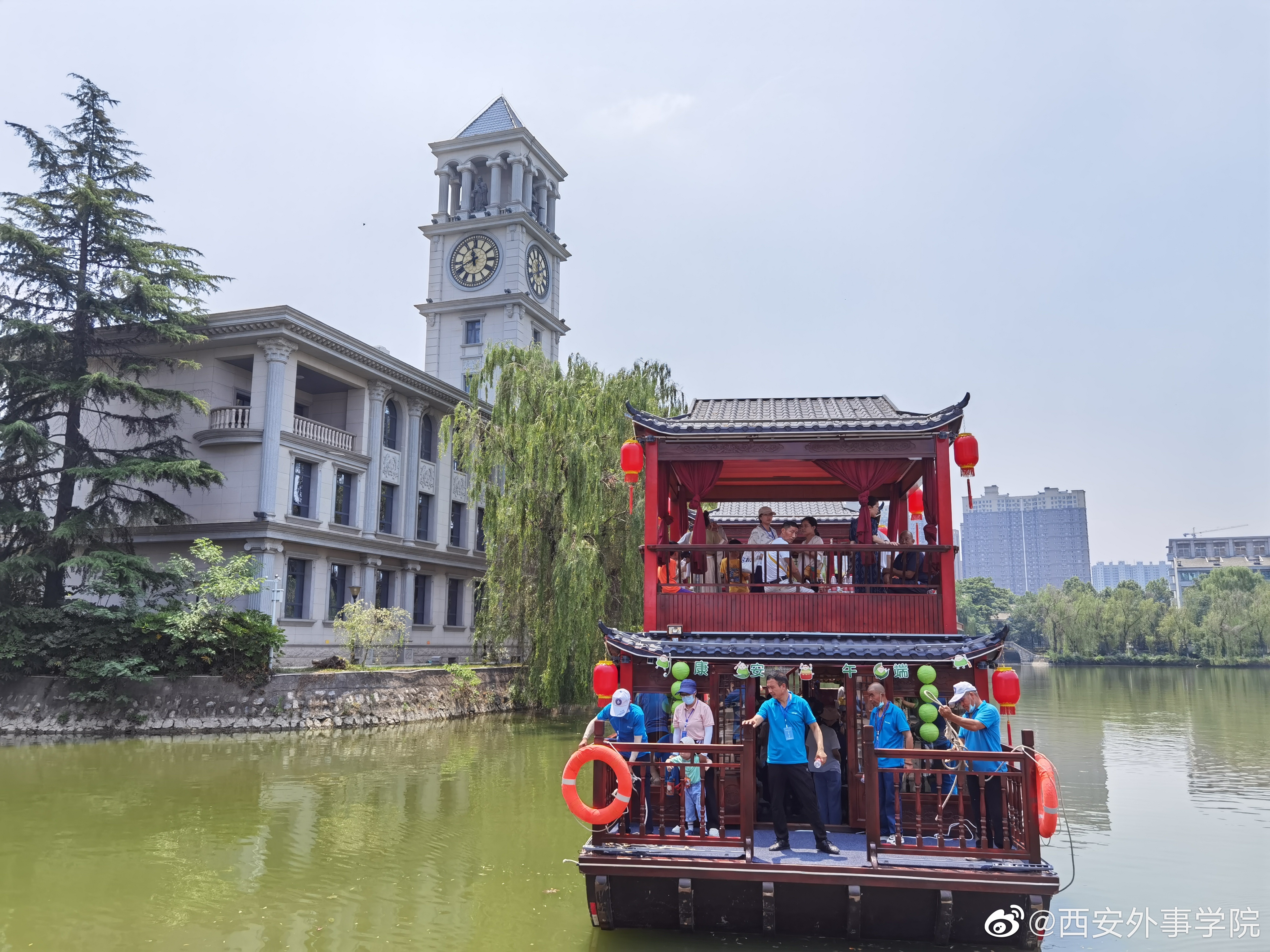 西安外事学院鱼化湖图片