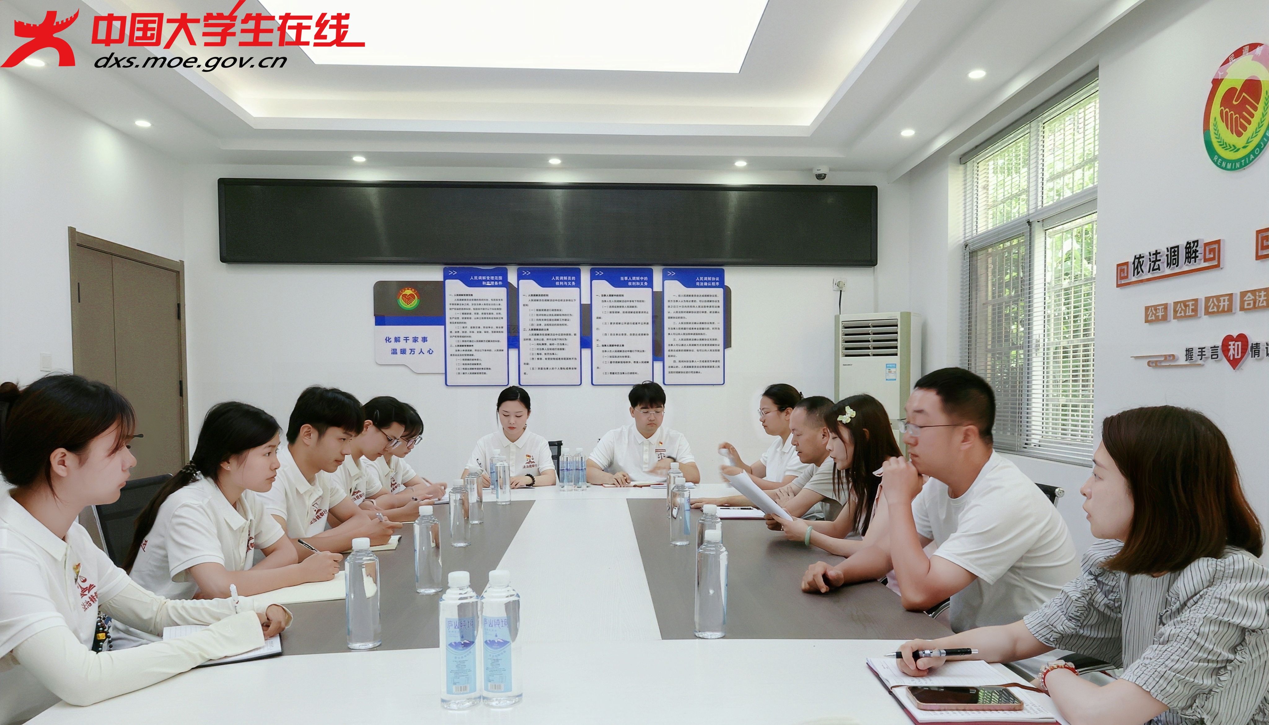 实践团与基层司法干部座谈，探讨文旅普法创新宣传形式.jpg