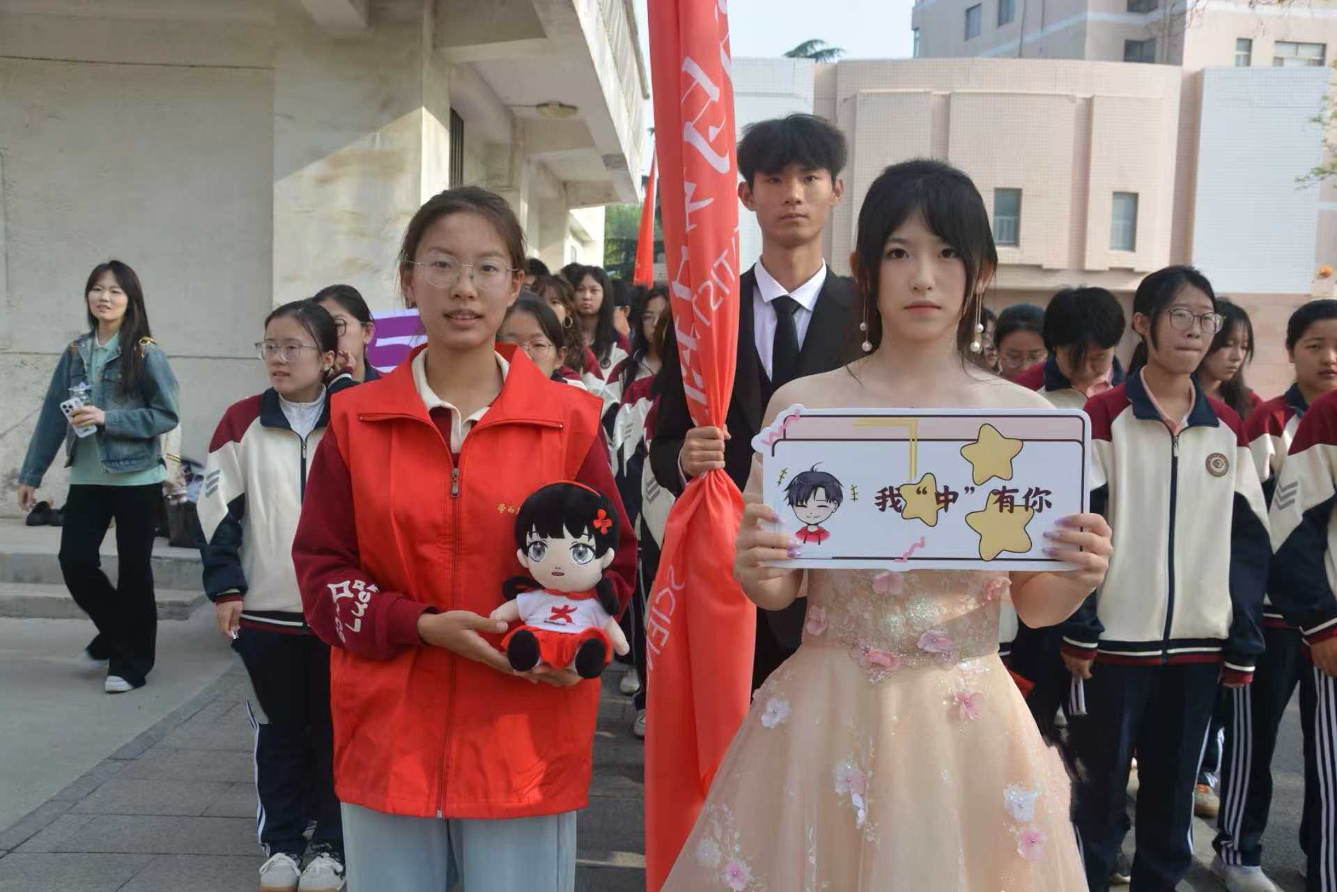 02 图为志愿者与方队队员 曲阜师范大学提供
